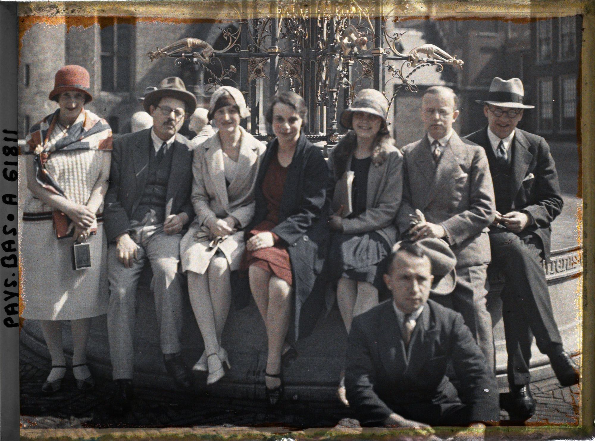 Image représentant Groupe de journalistes assis sur la margelle de la fontaine de Cuyper