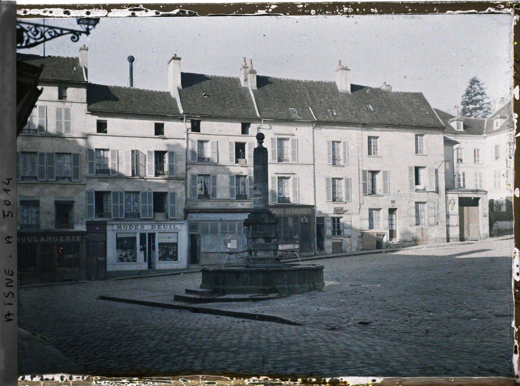 Image représentant La vieille fontaine et les maisons de la place de l'Hôtel de Ville