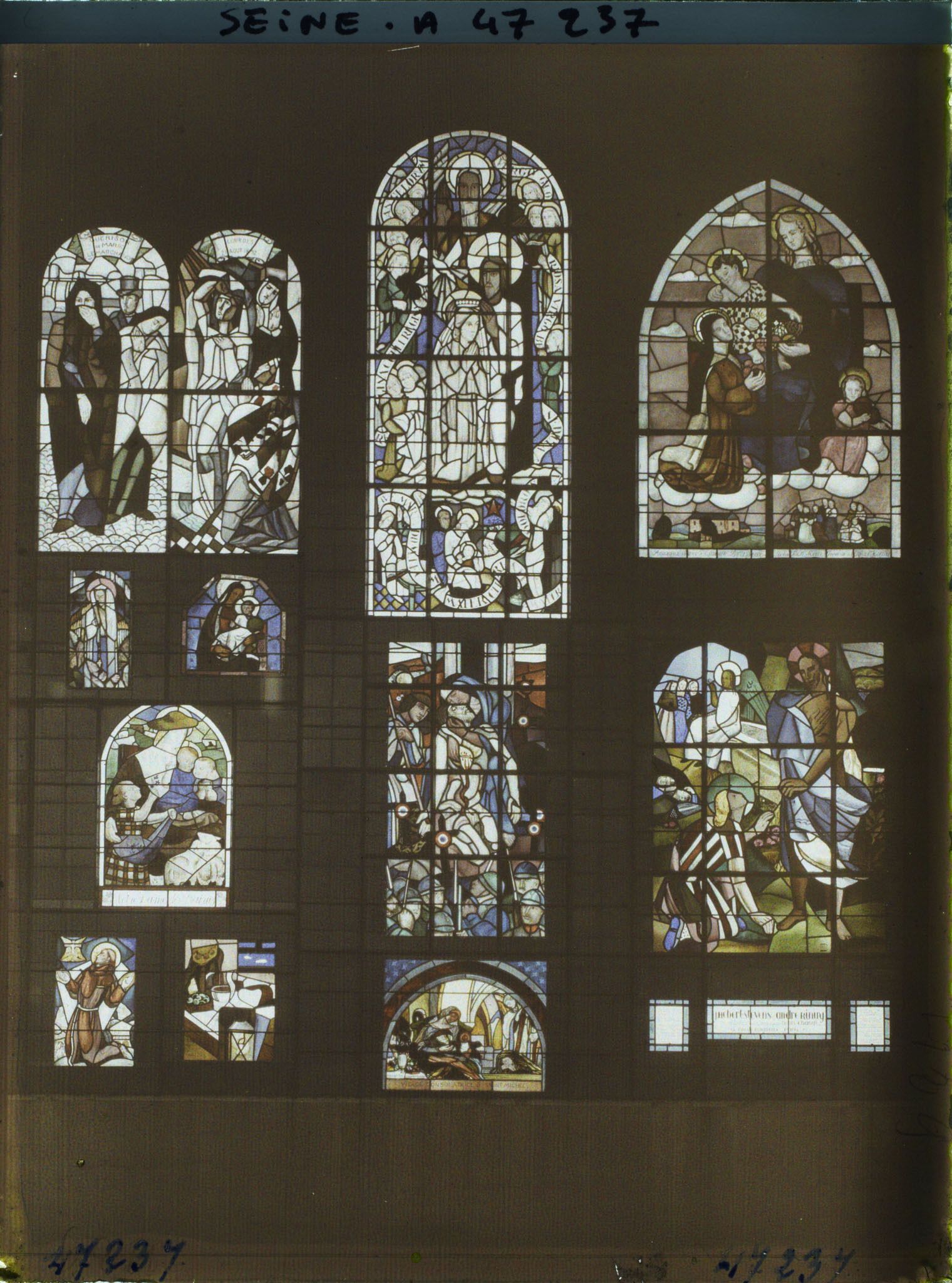 Image représentant L'Exposition des arts décoratifs, Pavillon du Vitrail, Diverses scènes de Hebert-Stevens et J. et A. Rinuy