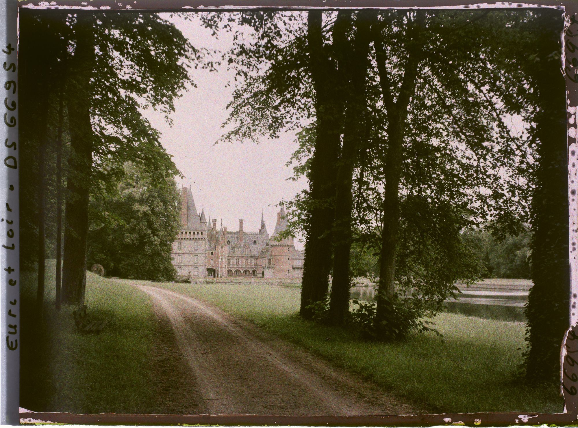 Image représentant Le château et le canal vus depuis l'allée Racine