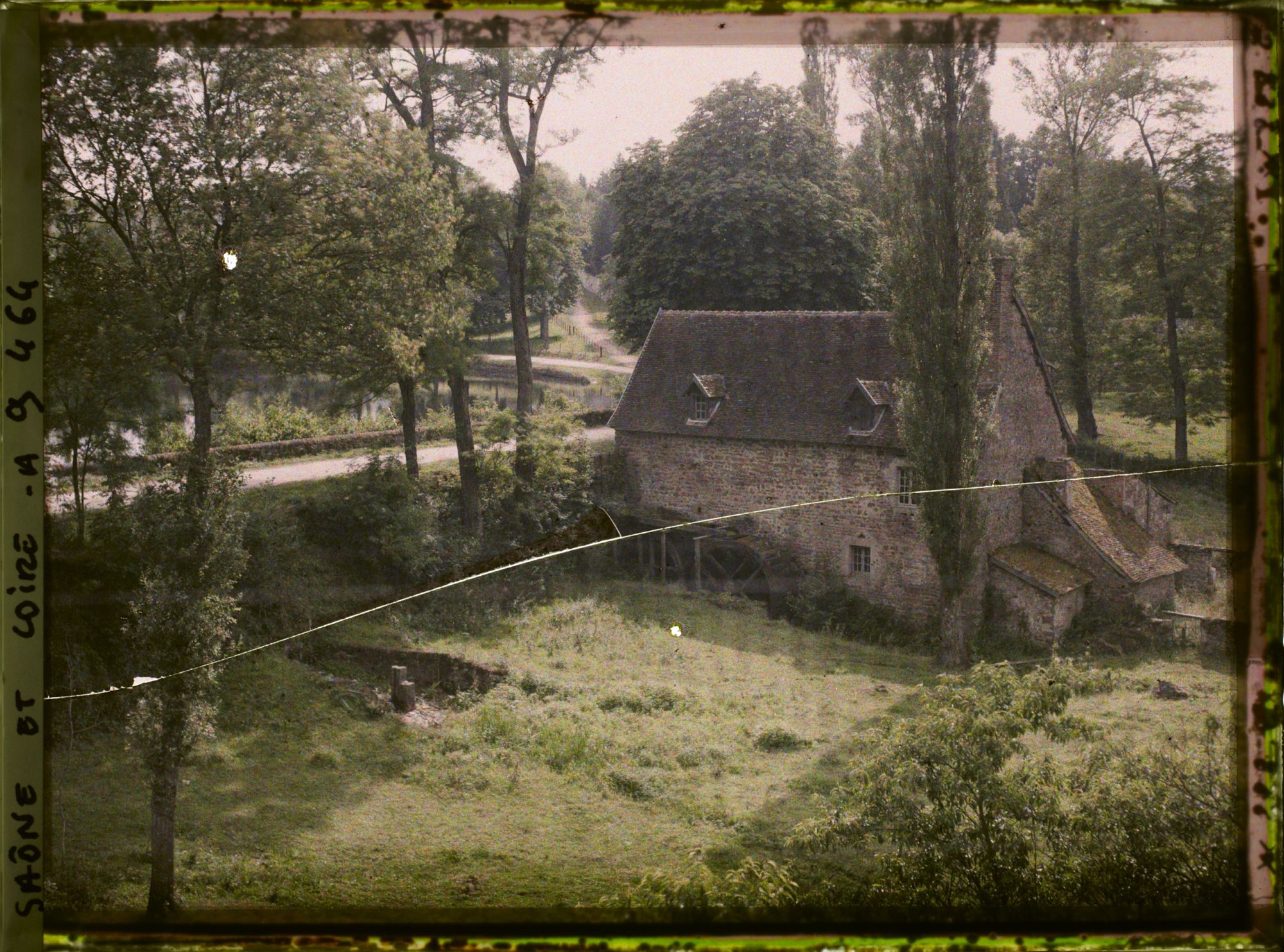 Image représentant Un moulin à eau, en porphyre (?), à proximité de l'étang du Terreau