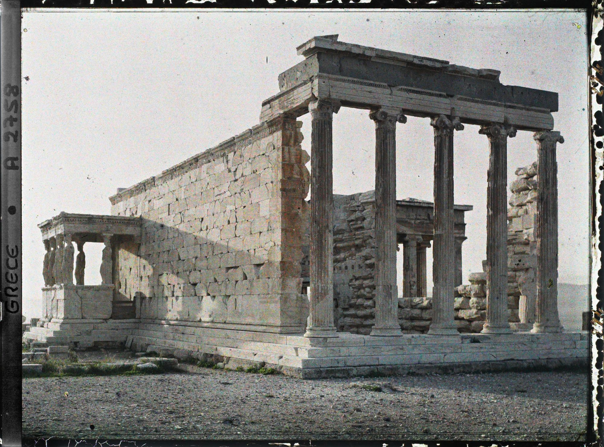 Image représentant Sur l'Acropole, la façade est de l'Erechtheion. A l'arrière plan gauche, la tribune de Cariatides, à l'extrémité du mur sud