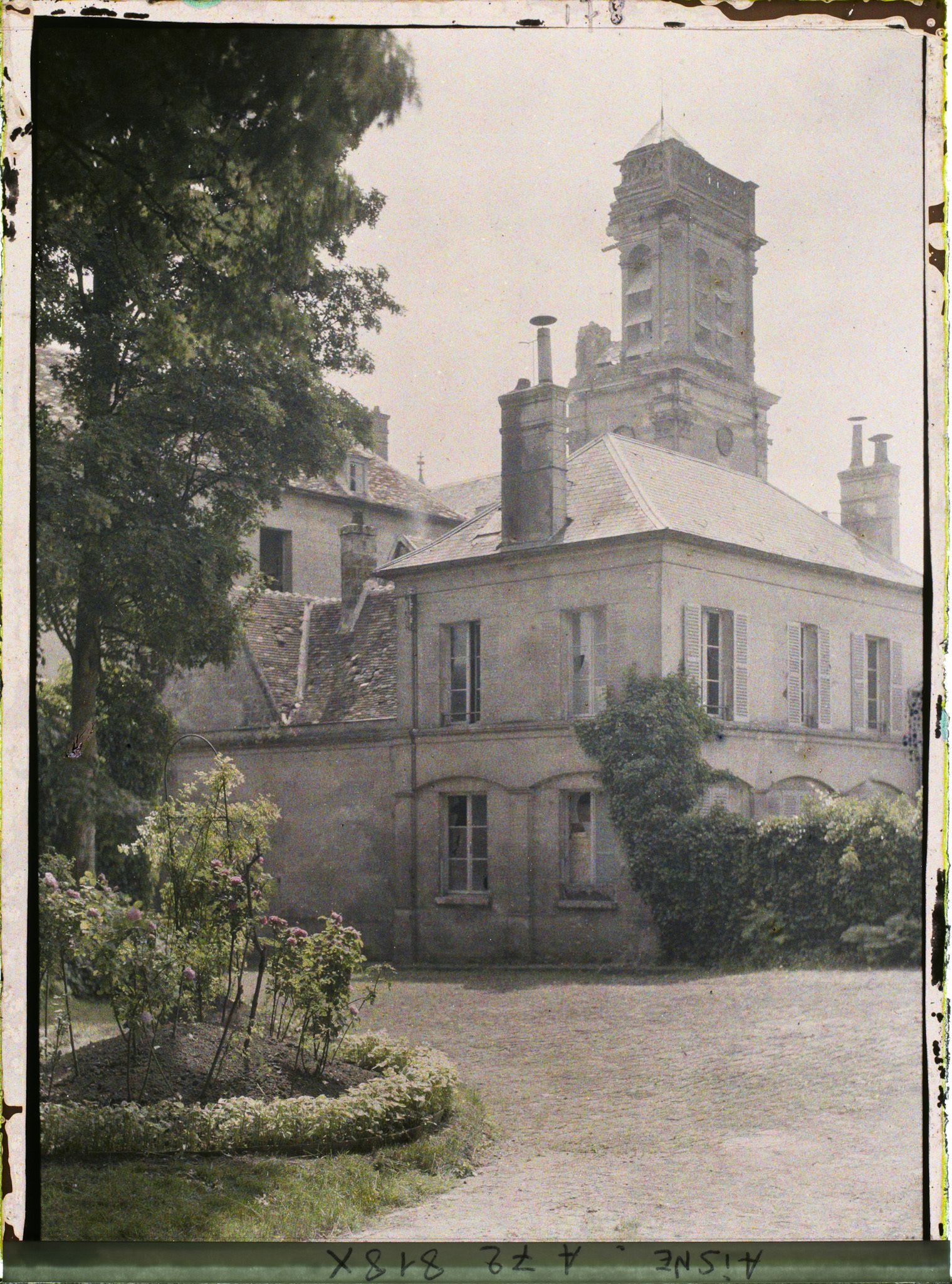 Image représentant Jardin de l'évêché et le clocher endommagé de la cathédrale