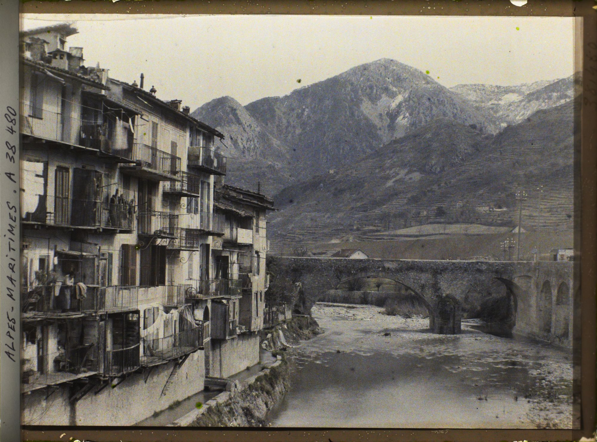 Image représentant Le pont vieux à péage, pont fortifié enjambant la Bévéra