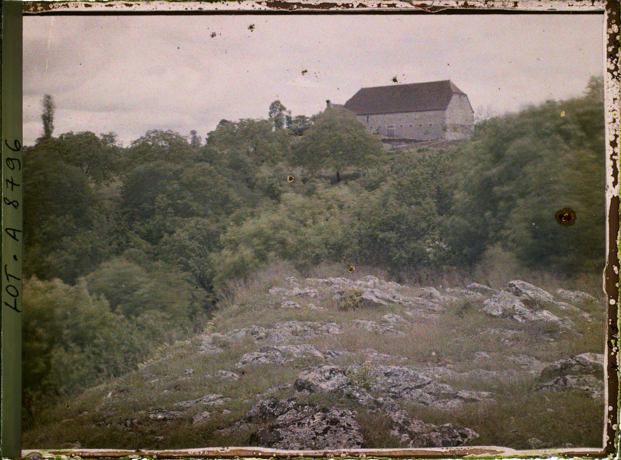 Image représentant France, Roc-Amadour, Gouffre de Réveillon sur la route de Roc-Amadour à Padirac, la faille de Junassigne