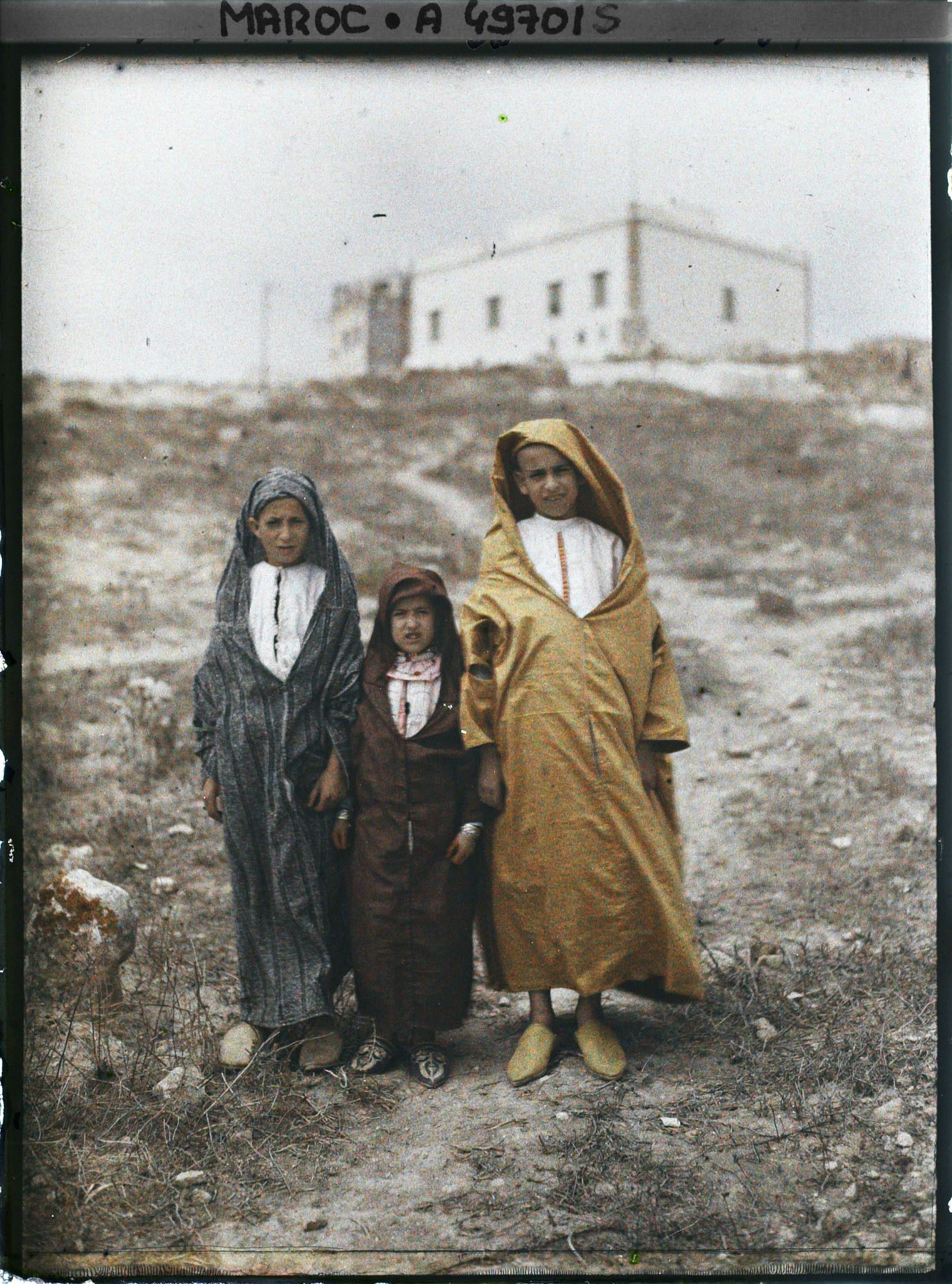 Image représentant Jeunes garçons entourant une petite fille