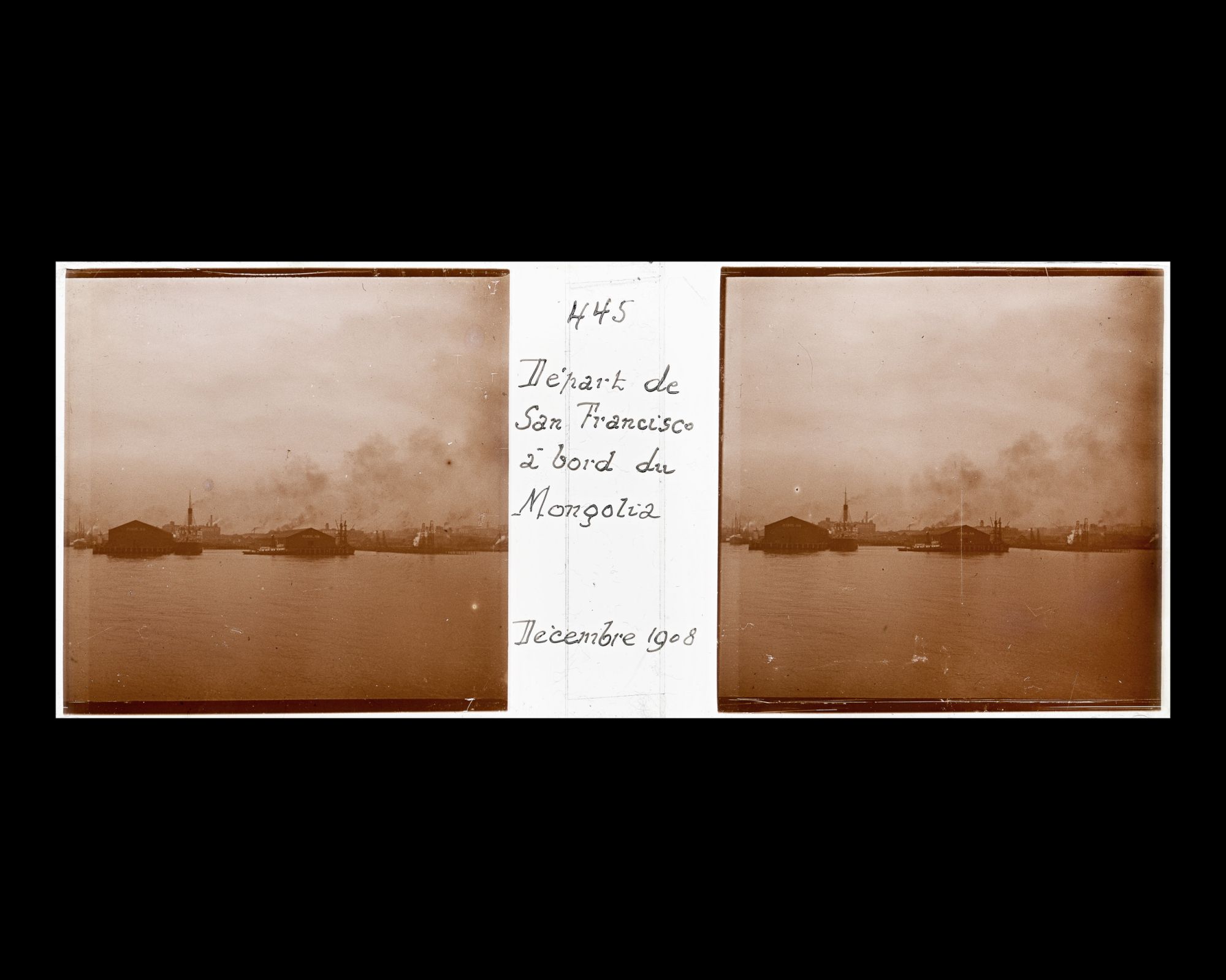 Image représentant Le port et les pontons, vue prise du Mongolia au moment du départ