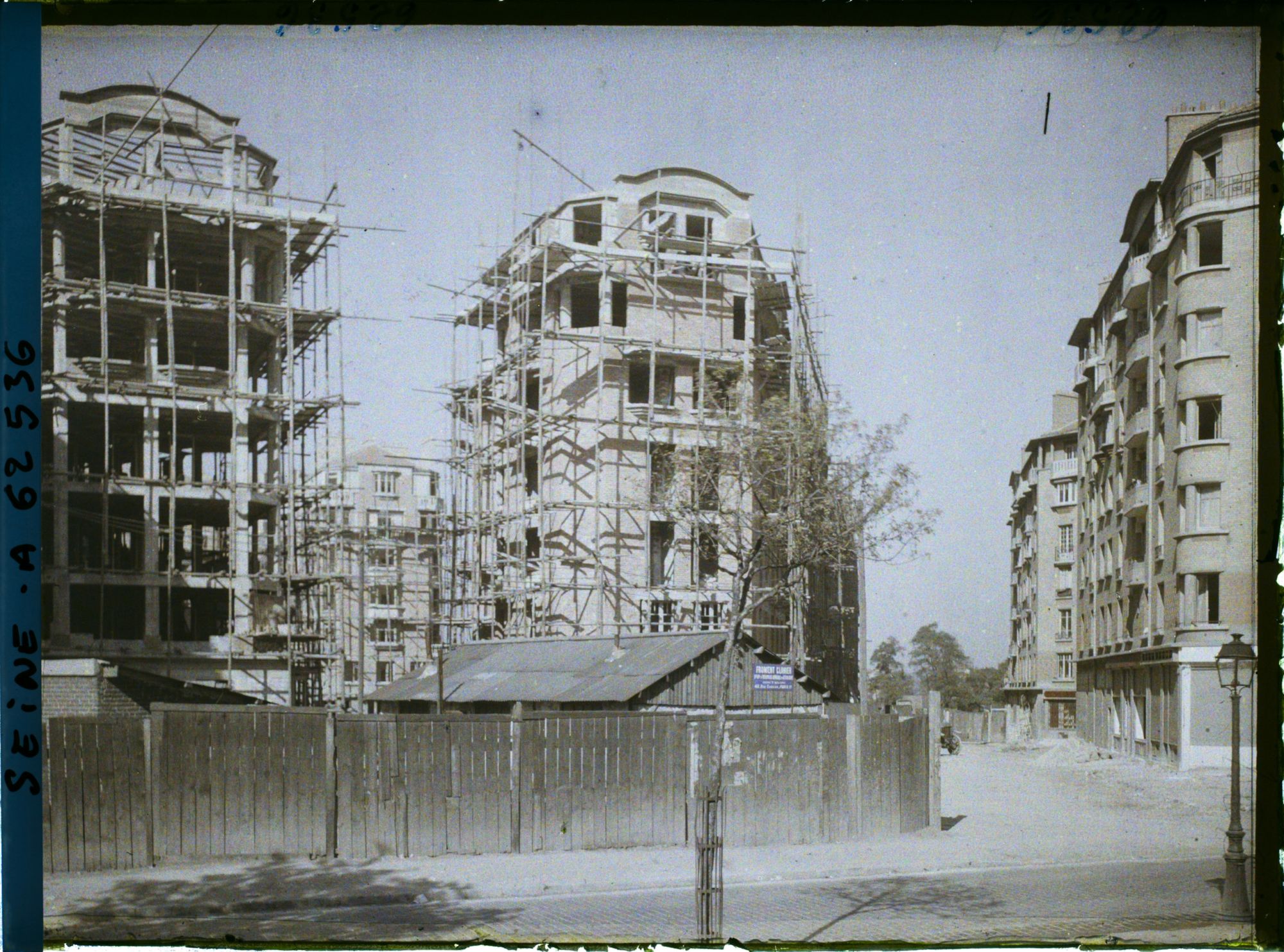 Image représentant Construction de nouveaux immeubles boulevard Ney, à l'angle de la rue Jean-Varenne