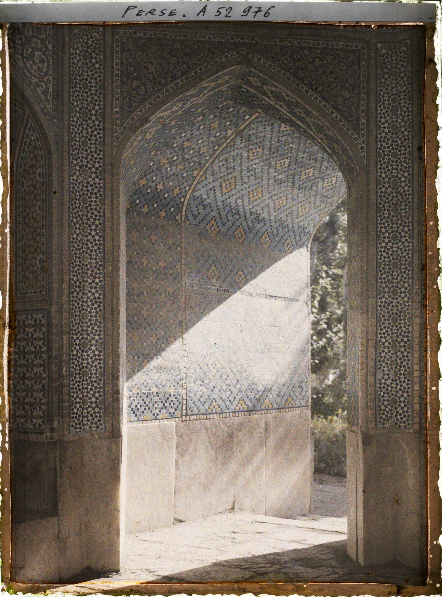 Image représentant La Madreseh Mader-i-Chah, école coranique dite "de la mère du Chah" (1714), couloir d'entrée