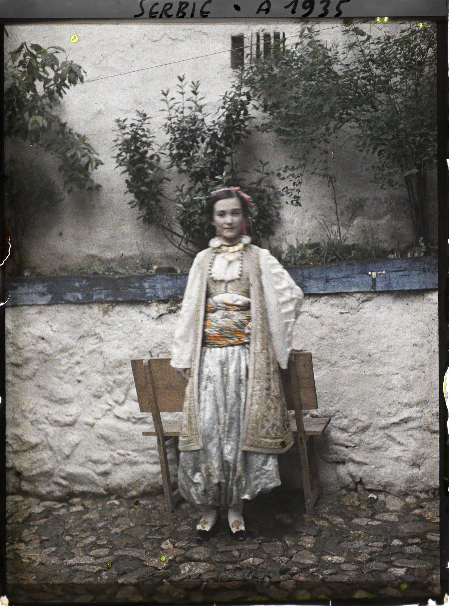 Image représentant Mademoiselle Ljubica, riche costume, foulard de soie rose vif à la tête