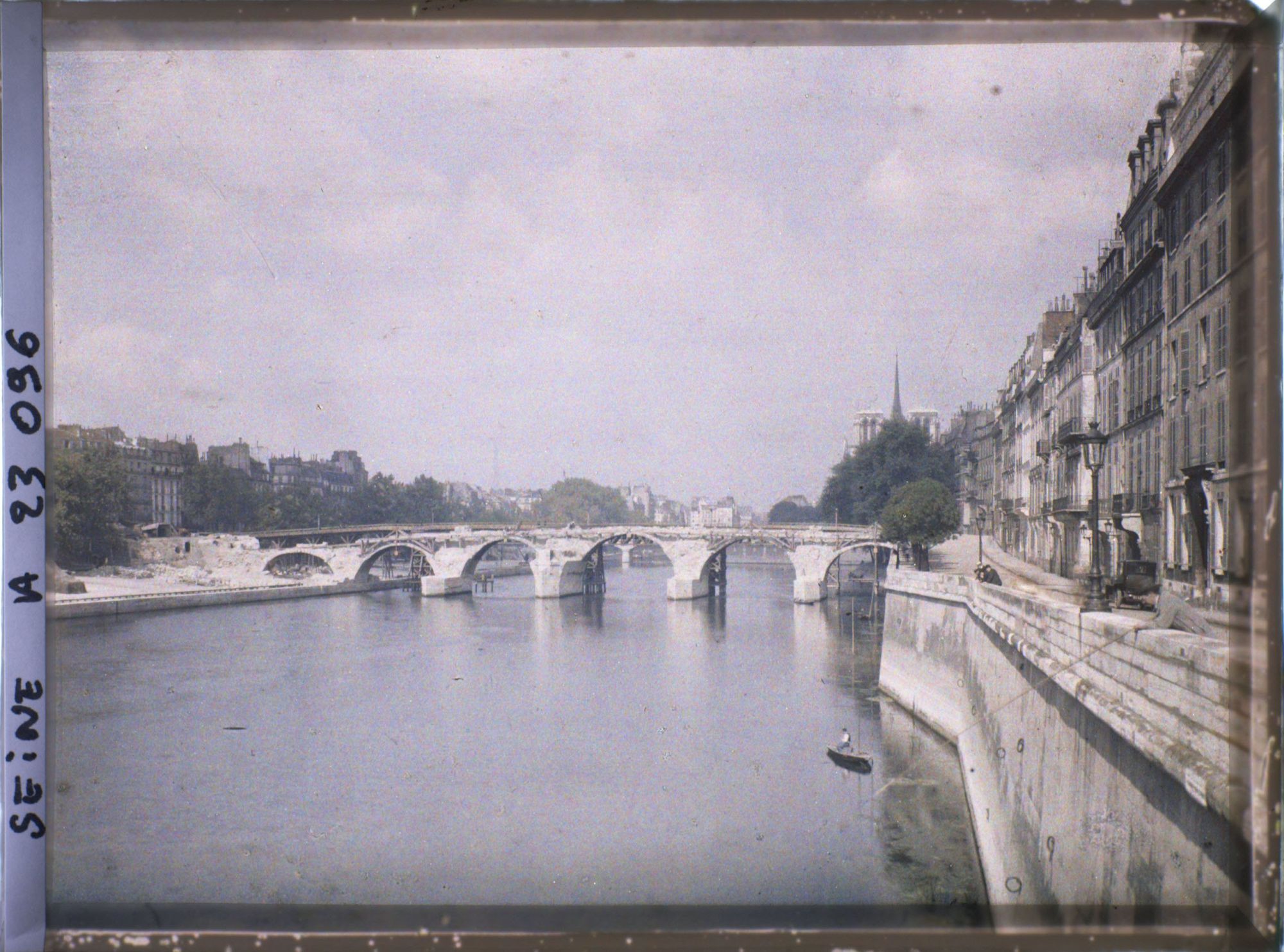 Image représentant Le pont de la Tournelle en démolition, vue prise depuis le pont de Sully