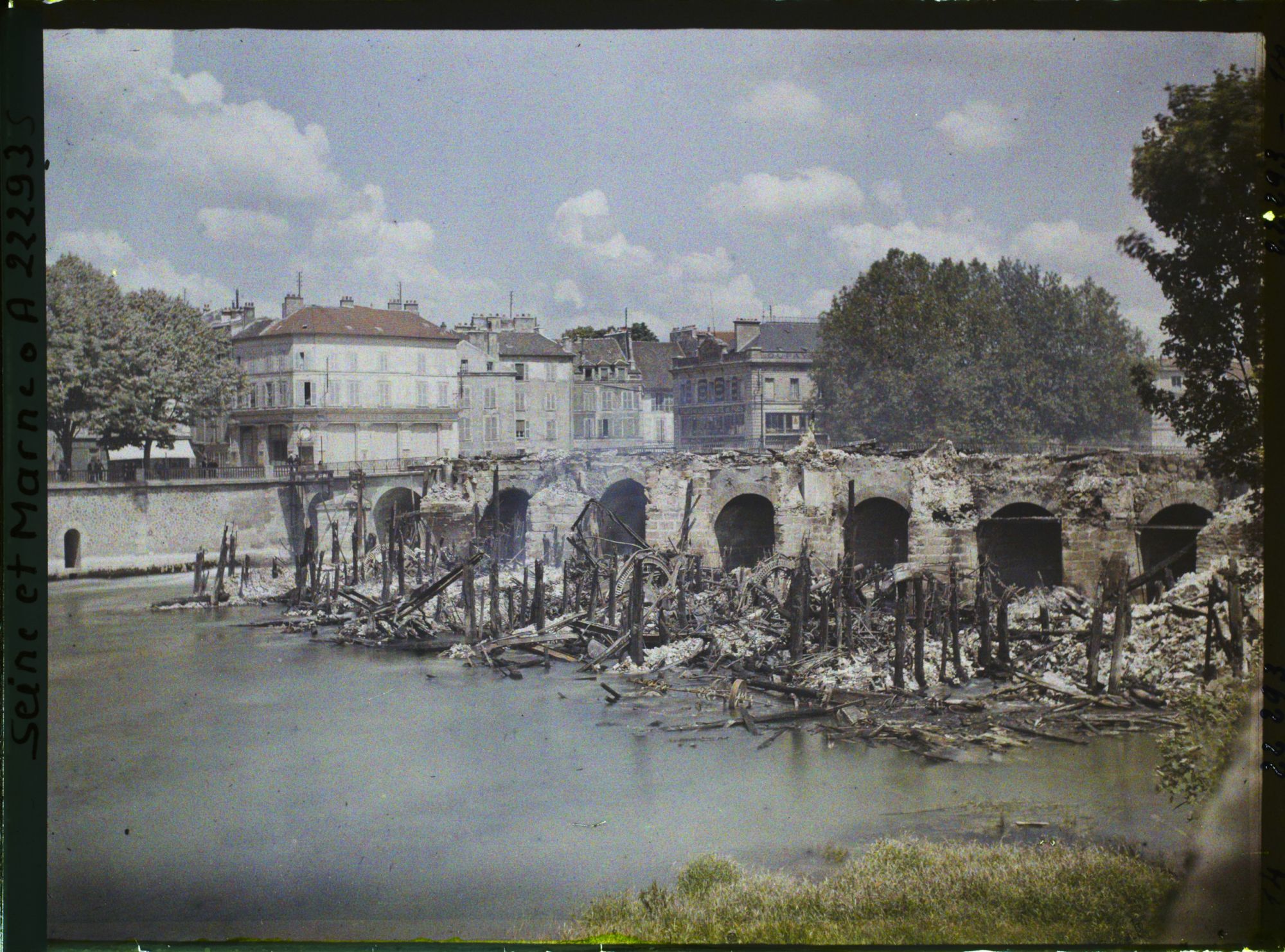 Image représentant France, Meaux, Ensemble des moulins incendiés, vu de la rive gauche de la Marne