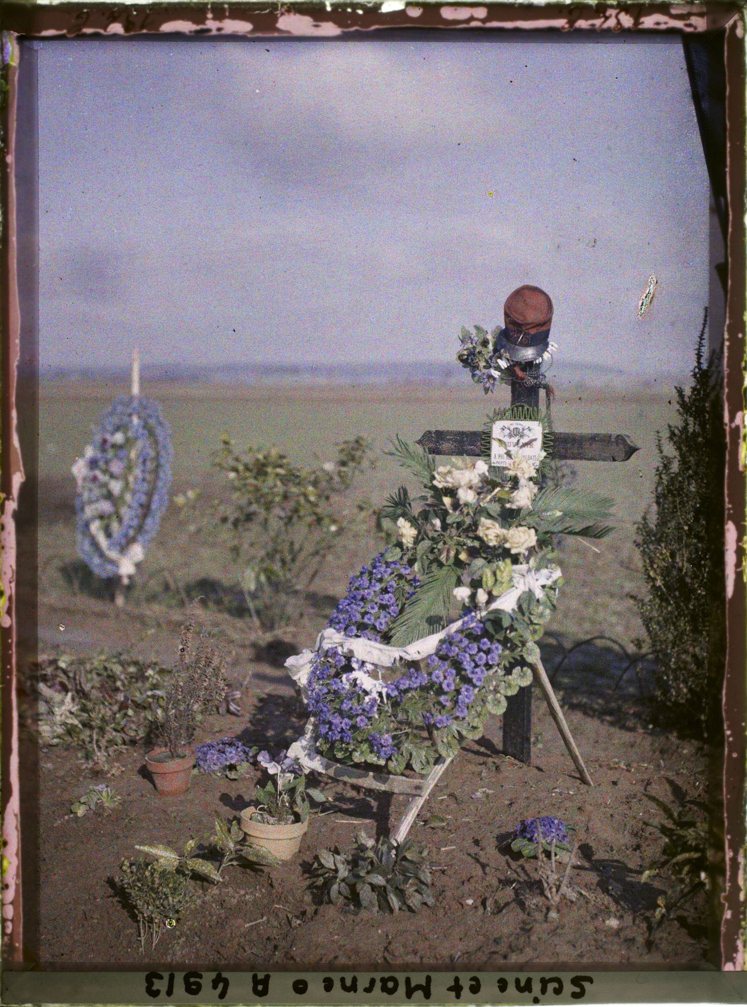 Image représentant France, Entre Villeroy et Neufmontiers. La Tombe Centrale avec le képi