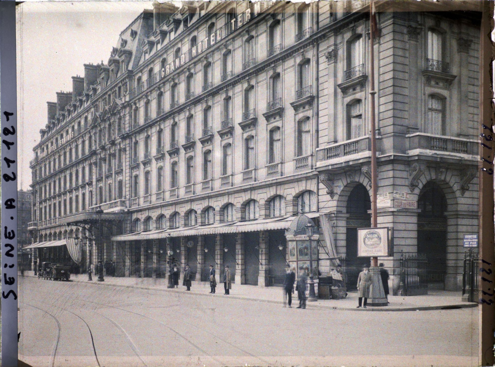 Image représentant Le Grand Hôtel Terminus fermé à l'occasion du 1er mai, rue Saint-Lazare