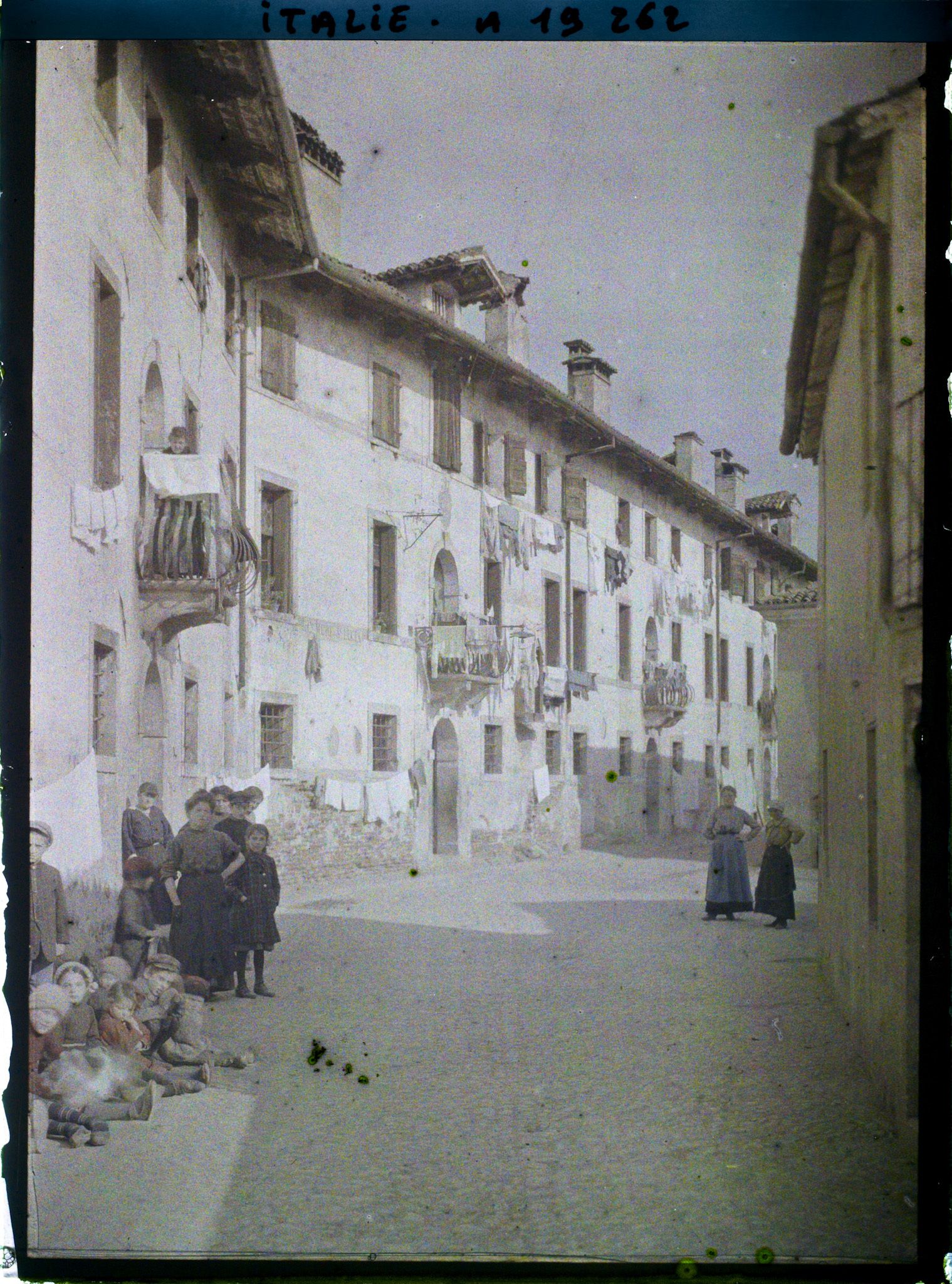 Image représentant Portrait de groupe dans une rue de la ville.