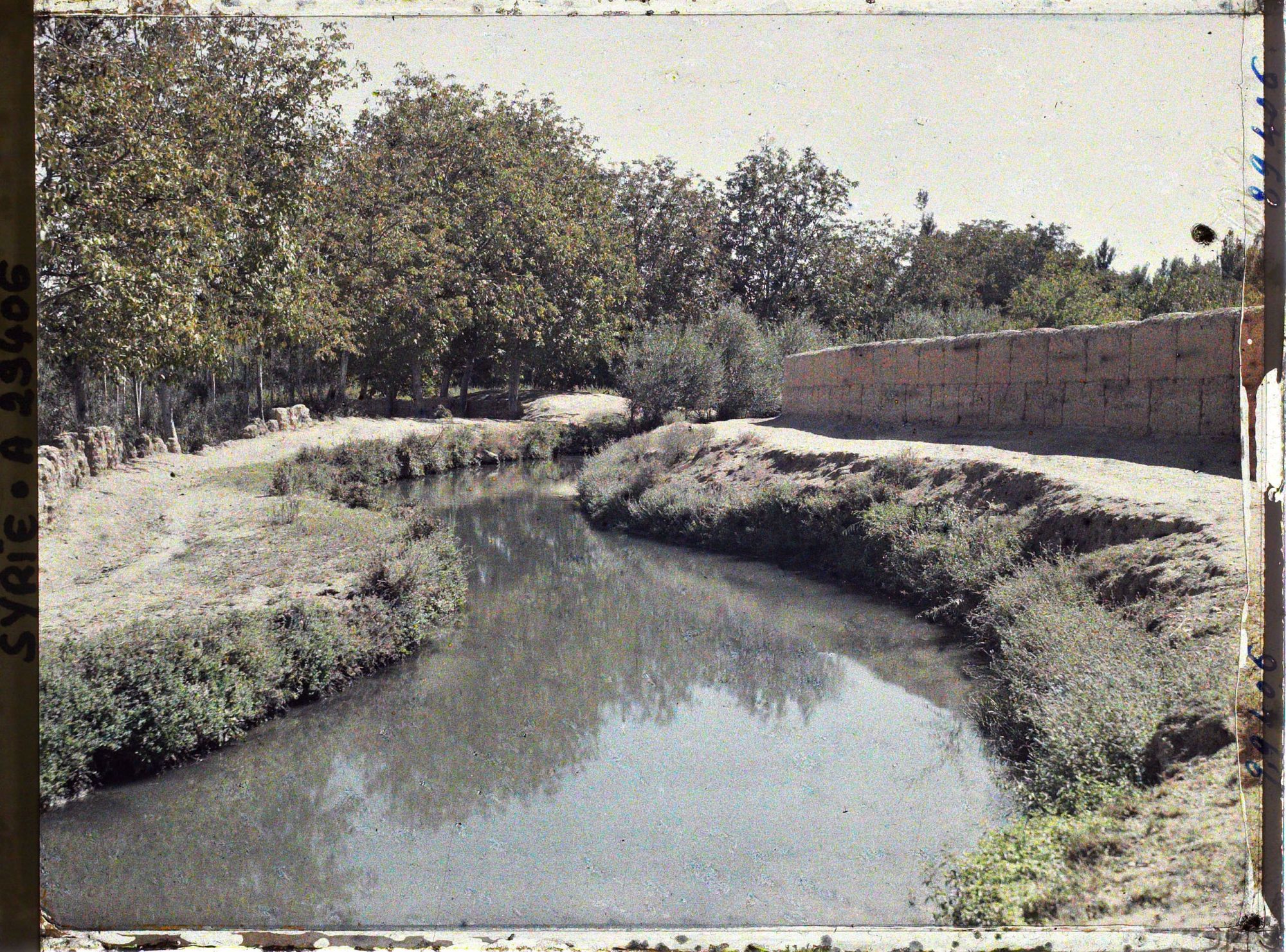Image représentant Canal d'irrigation alimenté par l'eau du Nahr Barada