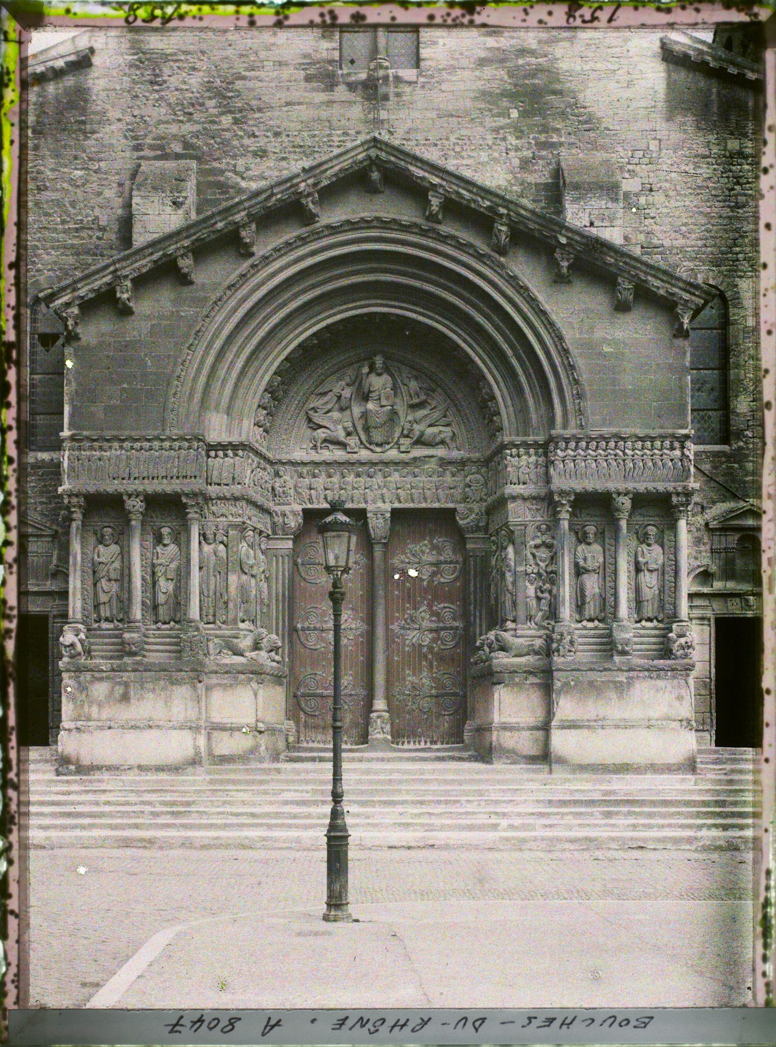 Image représentant Le porche de l'église de Saint-Trophime