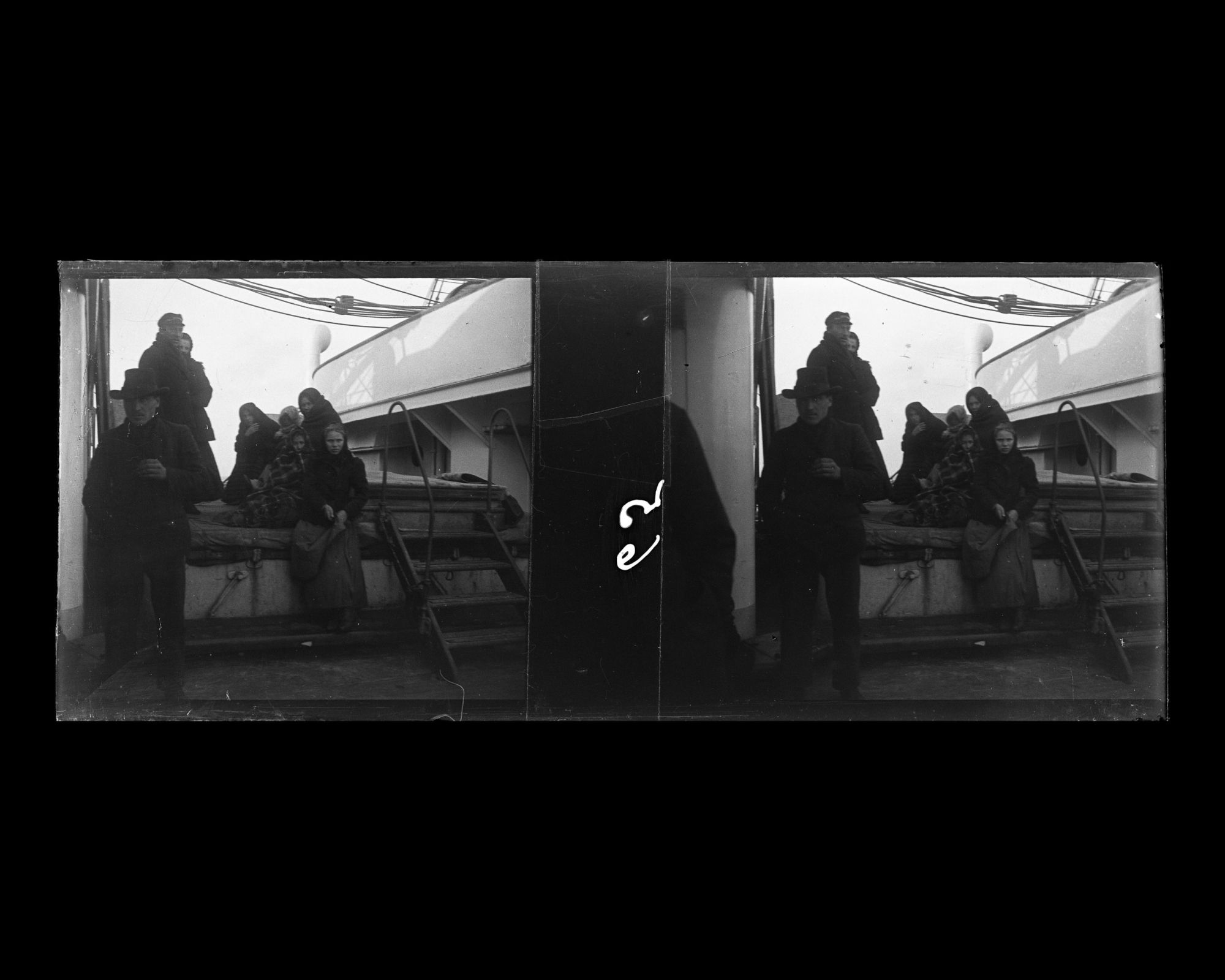 Image représentant Famille d'émigrants voyageant sur l'entrepont