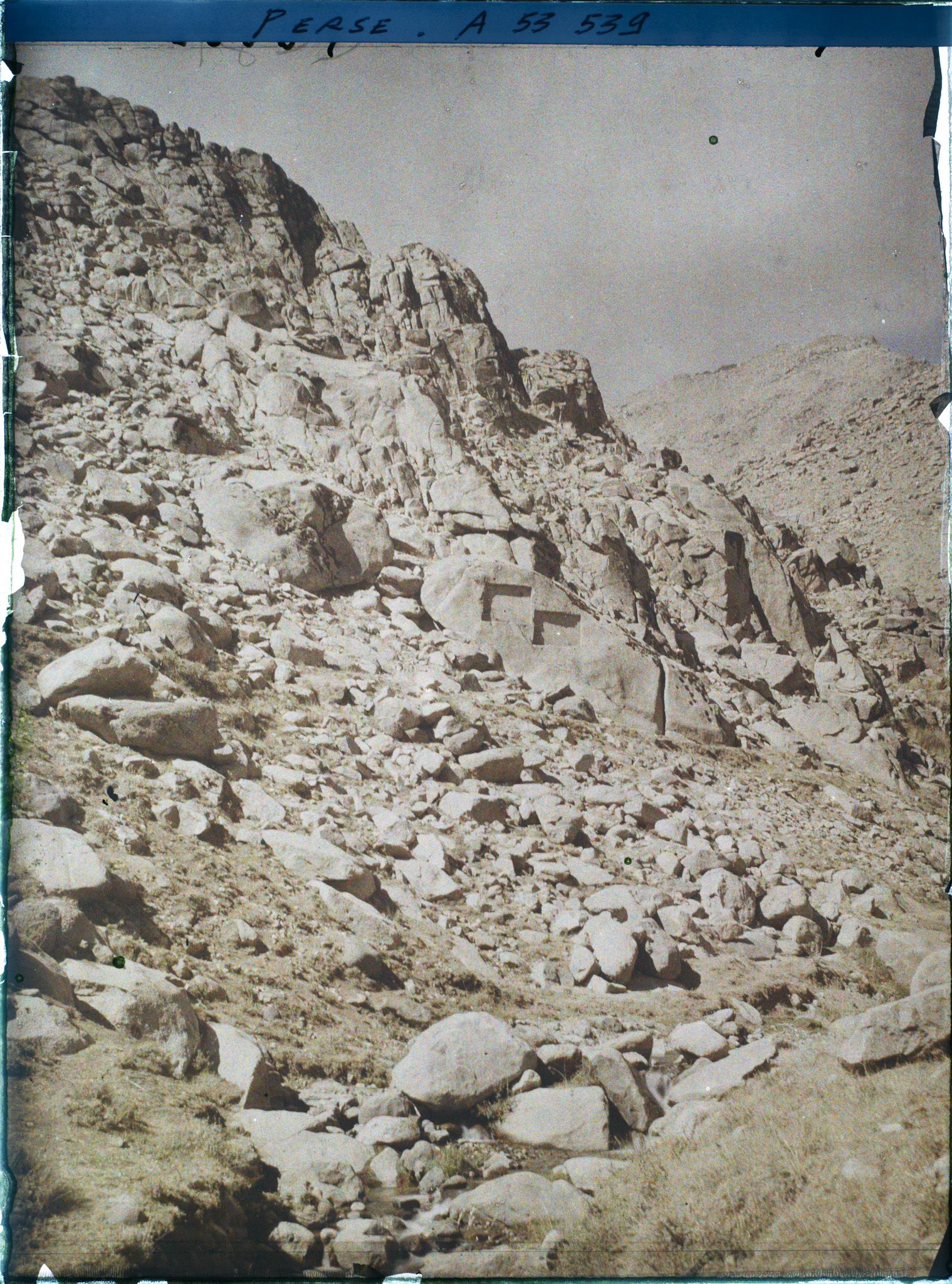 Image représentant Le site des inscriptions antiques Ganj-Nameh (le livre du trésor), sur les flancs du Kuh-e Alvand