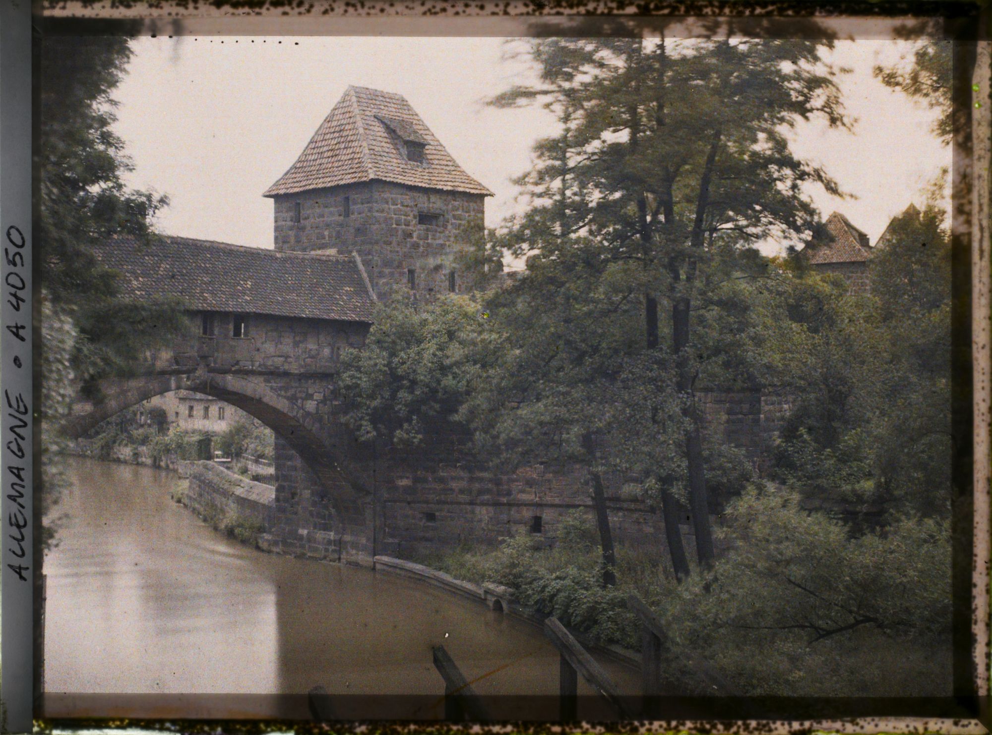 Image représentant La porte Kasemattentor au dessus de la Pegnitz