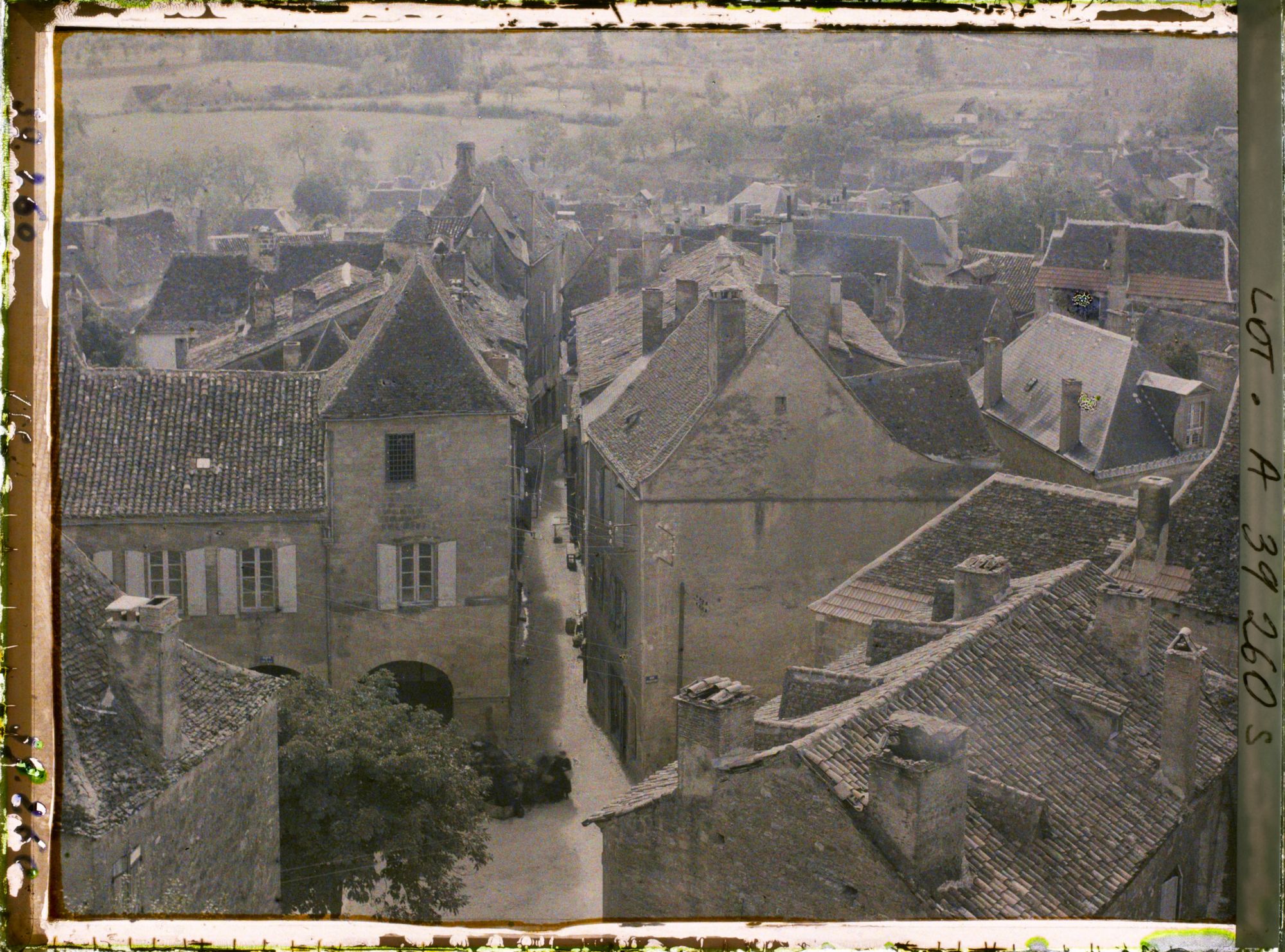 Image représentant France, Gourdon (Lot), La rue de l'Hôtel de Ville vue de la promenade du Château