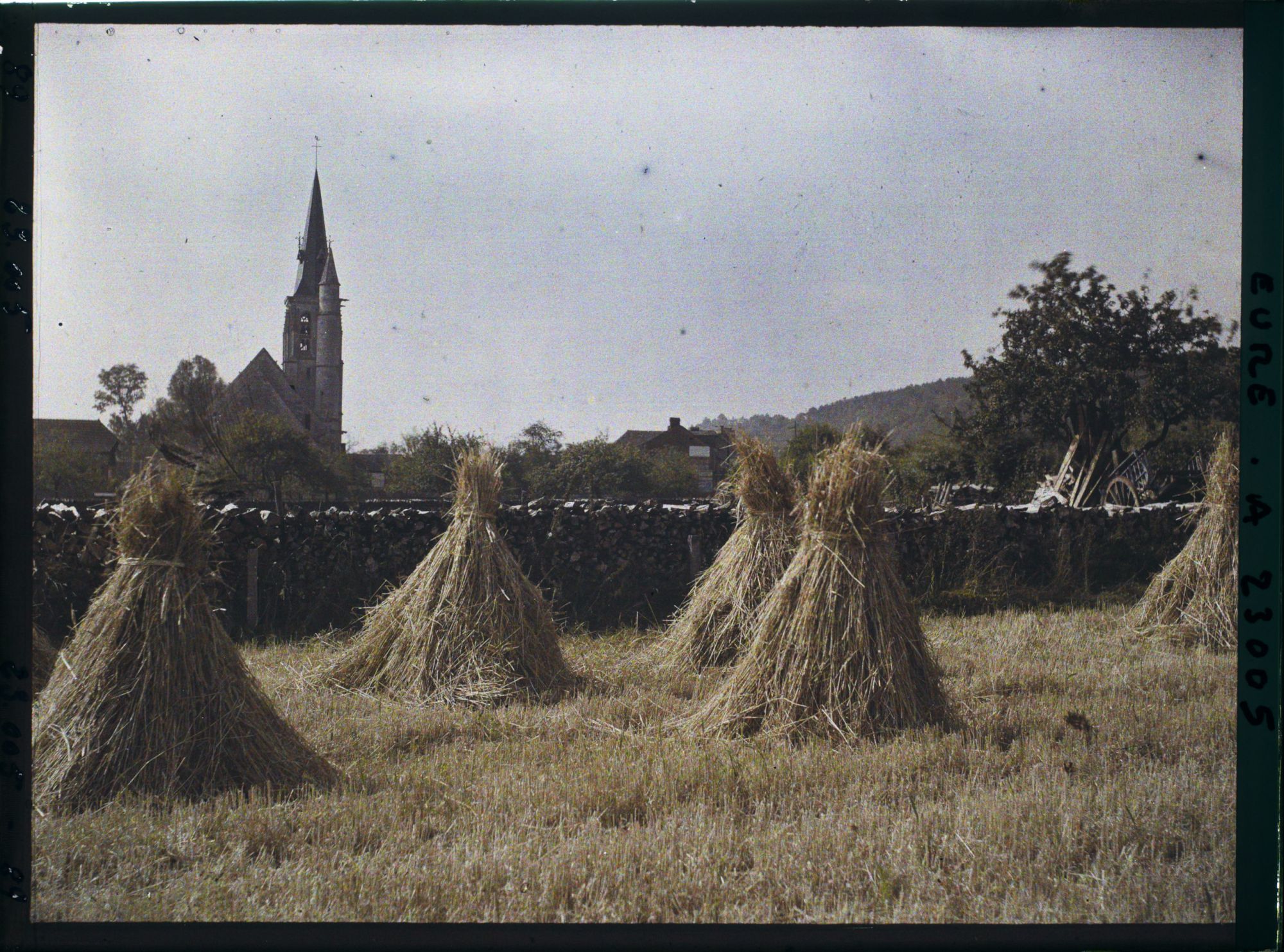Image représentant L'église et gerbes de pailles