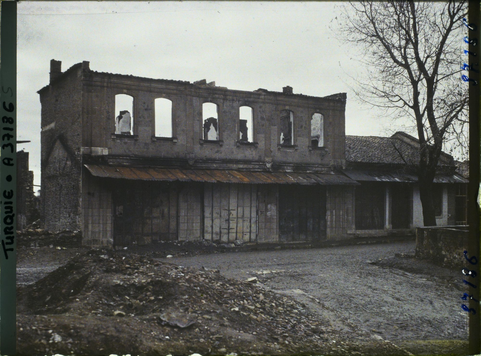 Image représentant Turquie, Ouchak, Maison incendiée
