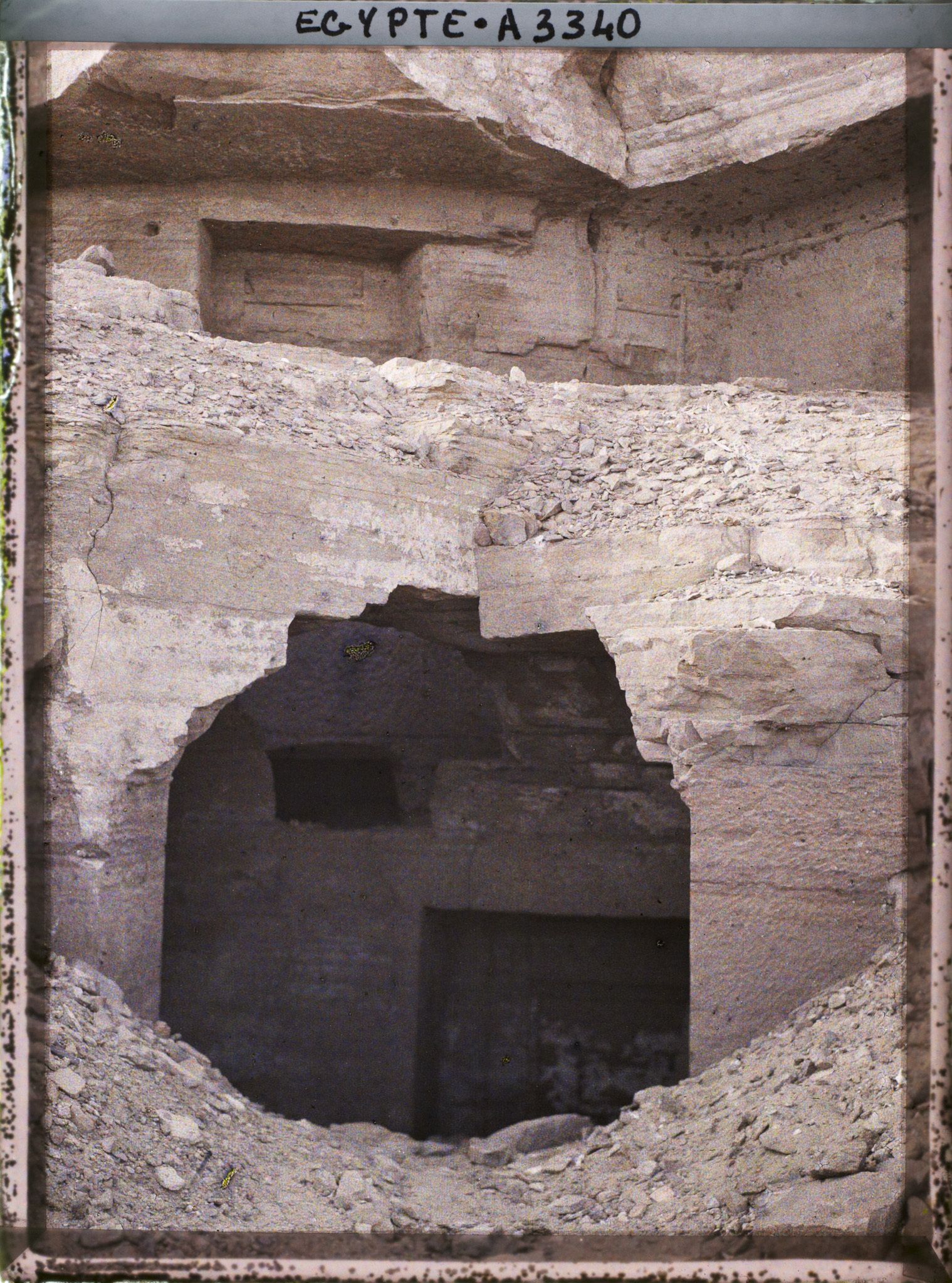 Image représentant Entrée d'un  null hypogée près de la ville