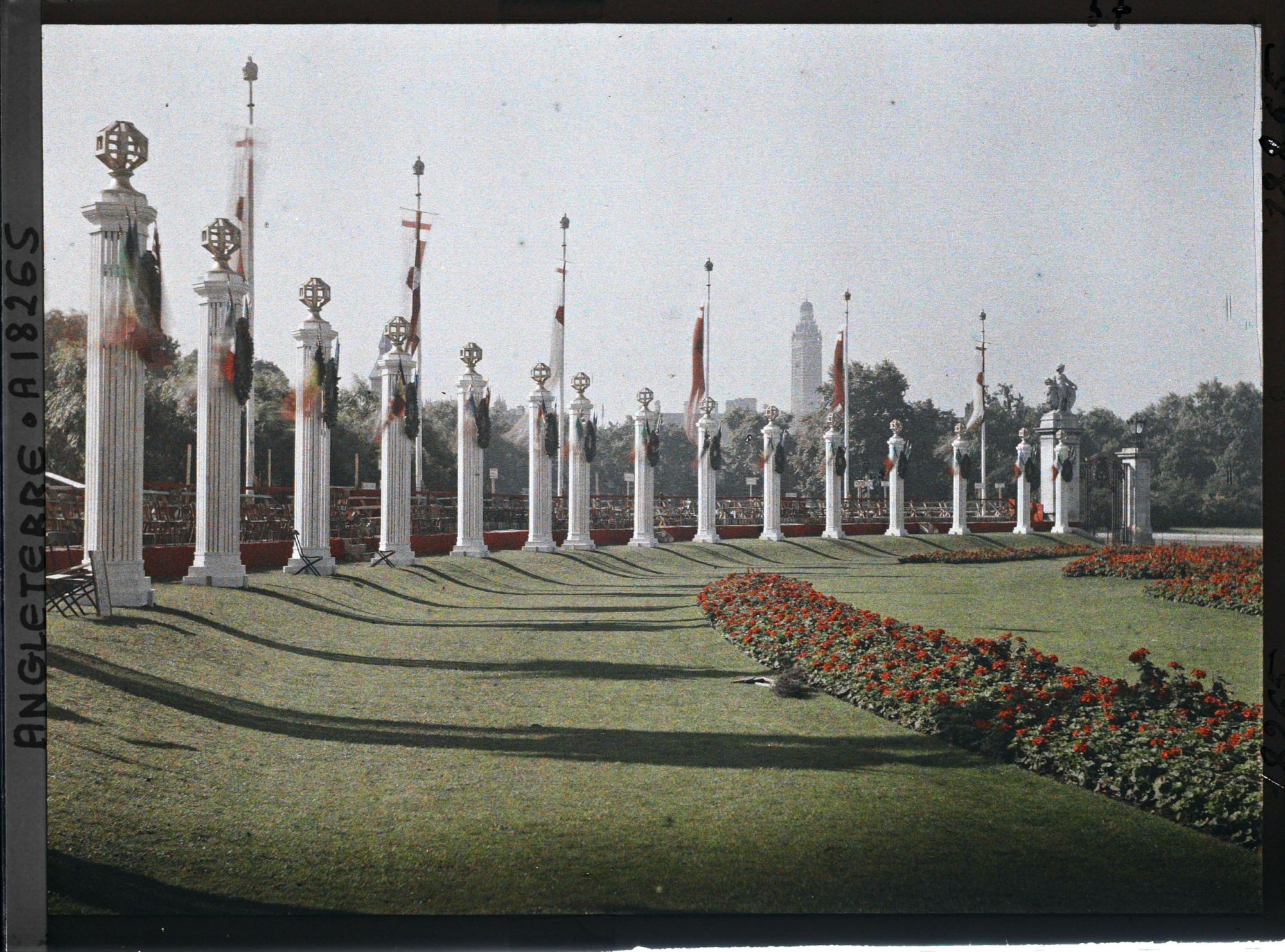 Image représentant Tribunes face à Buckingham Palace. Au fond, la Tour de Londres