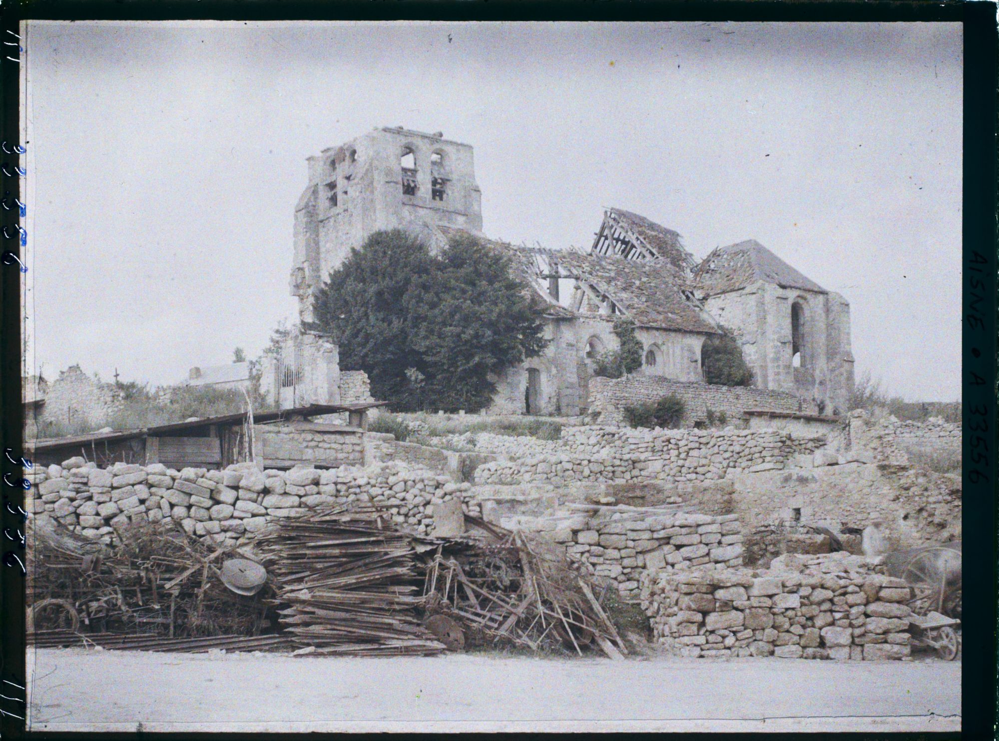 Image représentant France, Oulches, Vue d'ensemble de l'Eglise
