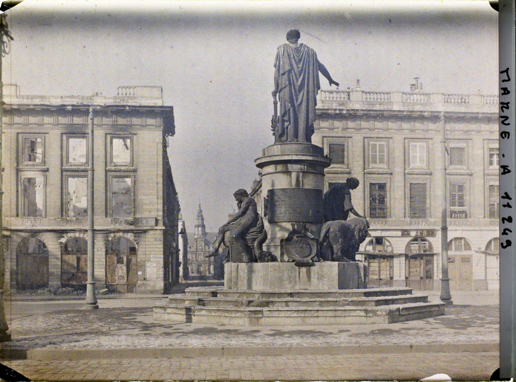 Image représentant La place Royale en ruine avec en son centre la statue de Louis XV et au fond l'Hôtel de ville