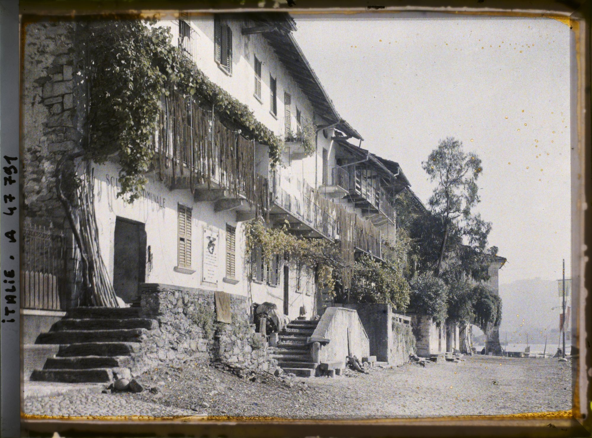 Image représentant Ecole et habitations sur l'île des Pêcheurs (isola dei Pescatori)