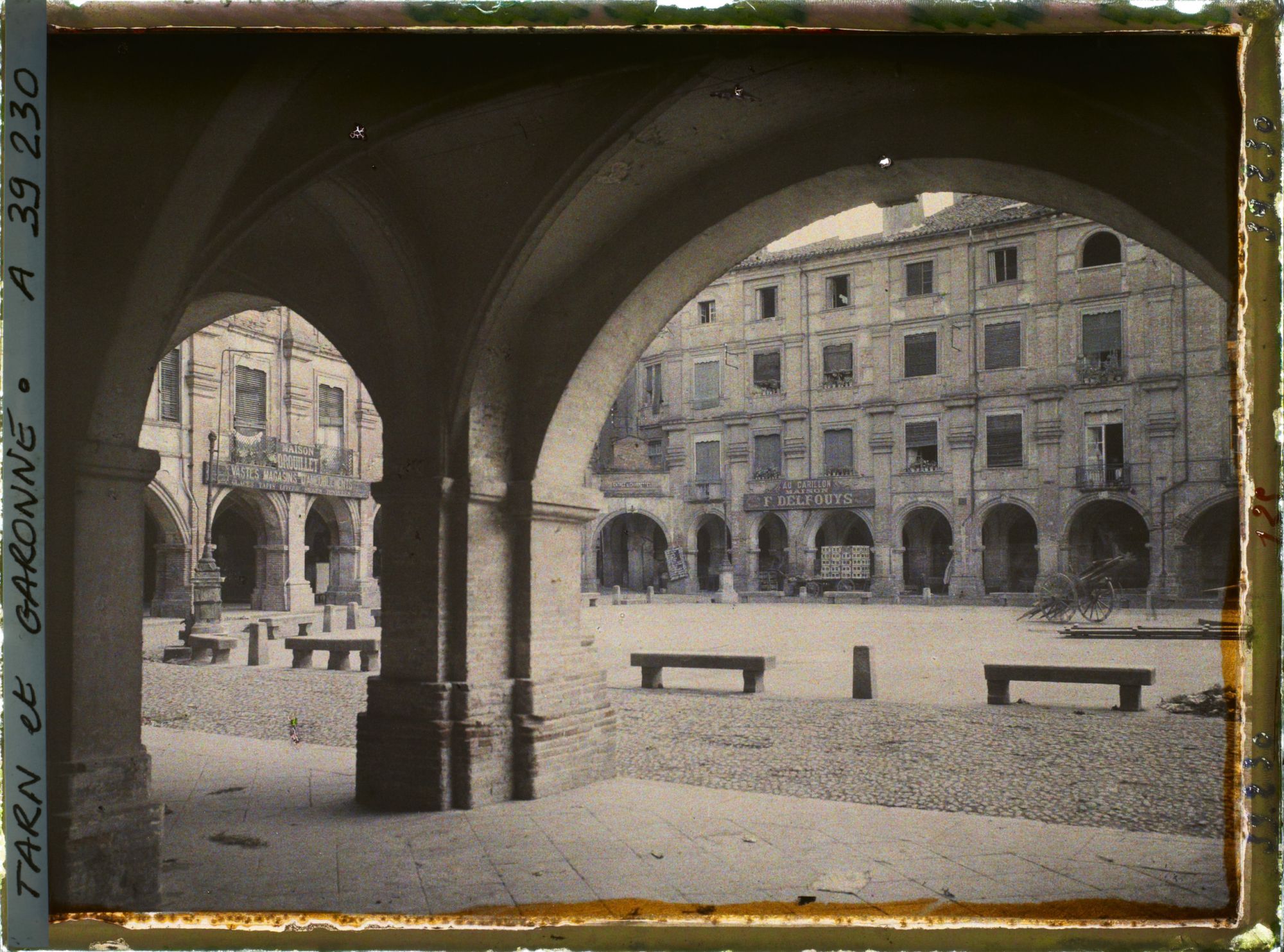 Image représentant La place Nationale et ses boutiques