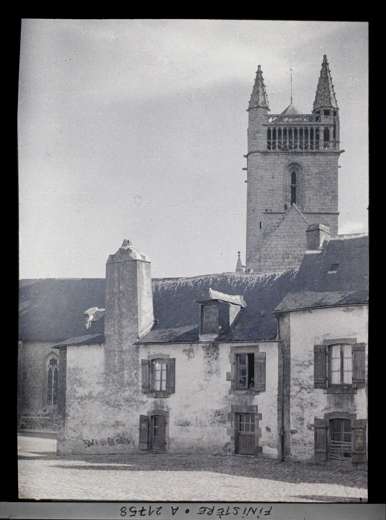 Image représentant Maisons de la place Parmentier avec à l'arrière-plan la tour de l'église Notre-Dame-de-l'Assomption (appelée aussi Saint-Michel)