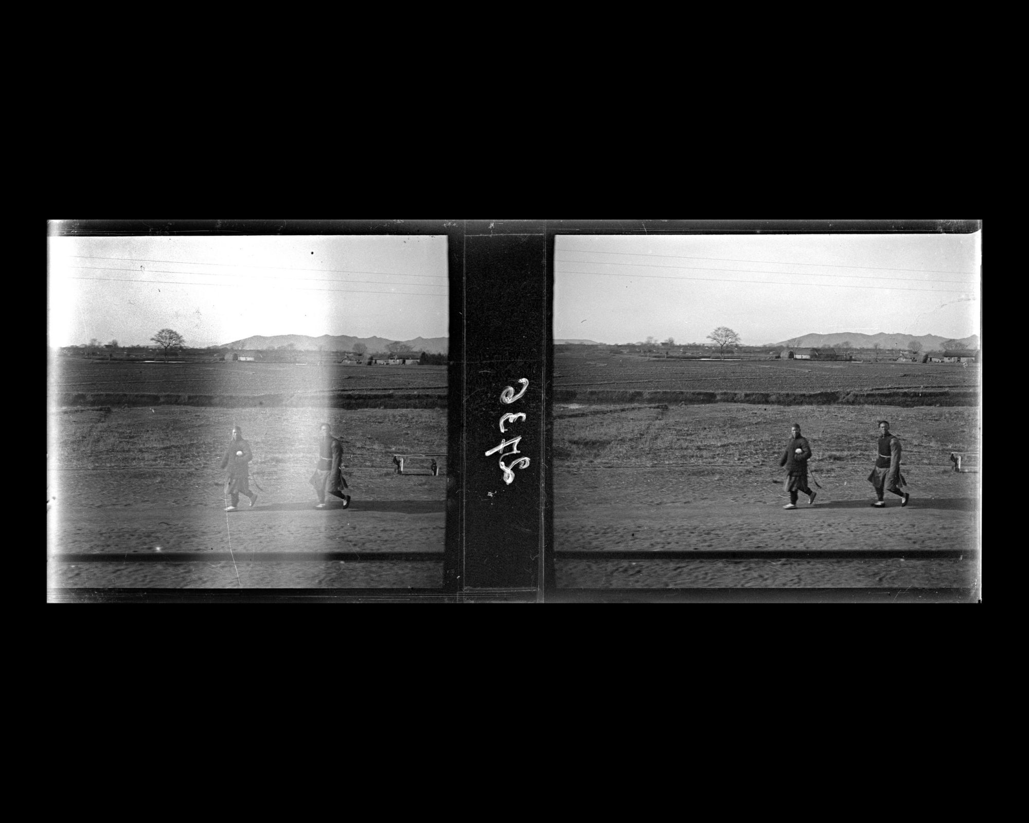 Image représentant Deux hommes marchant le long de la voie ferrée
