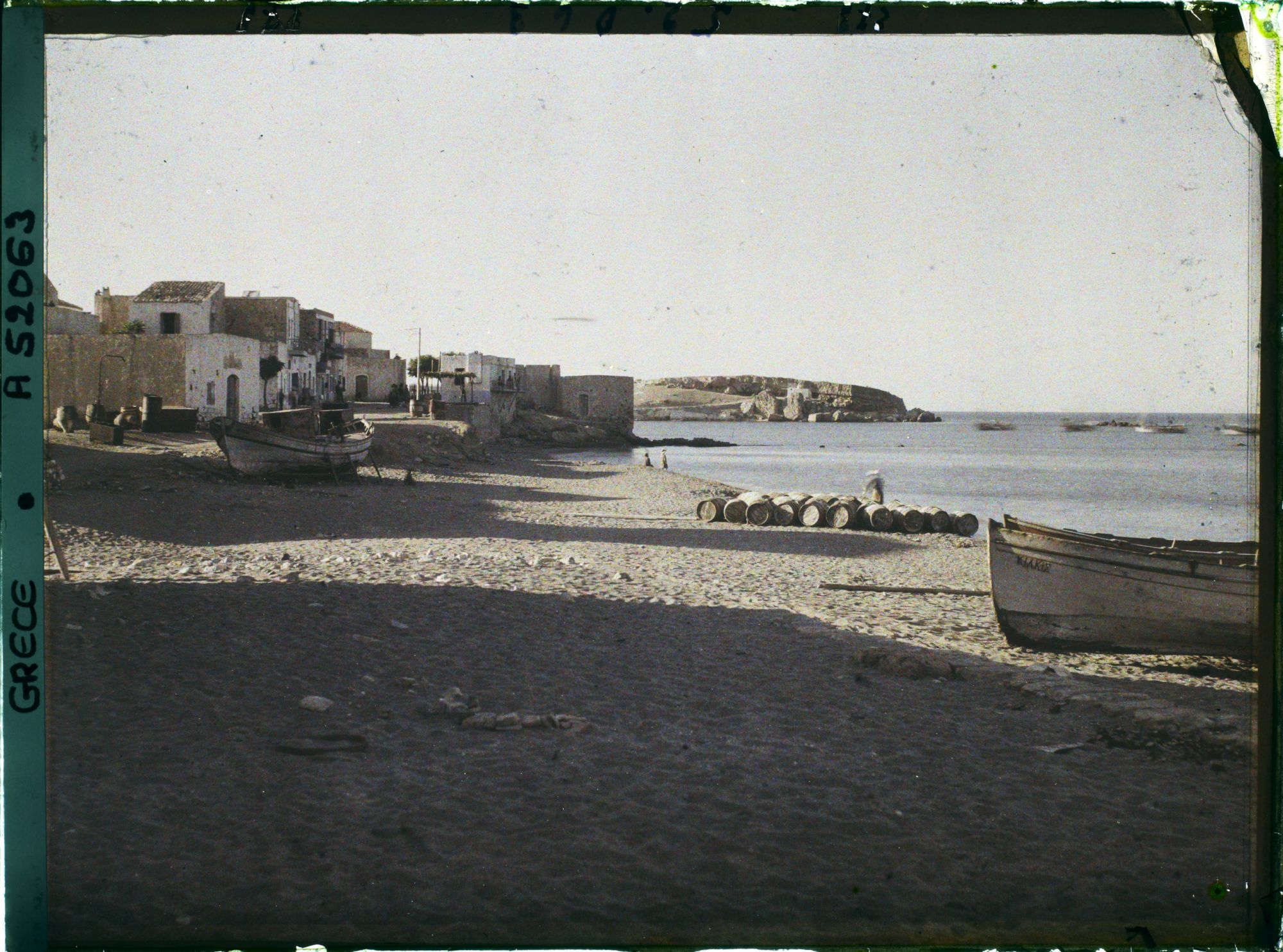Image représentant Maisons du bord de mer, un bateau sur la plage