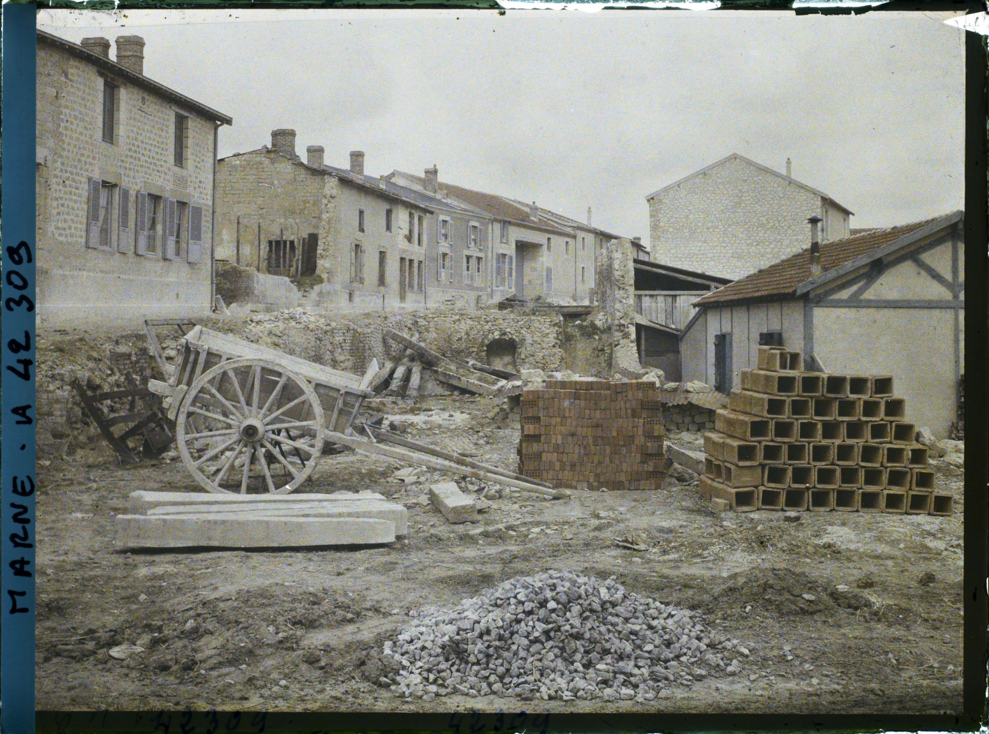 Image représentant France, Berru près Reims, Rue montante et les matériaux de reconstruction