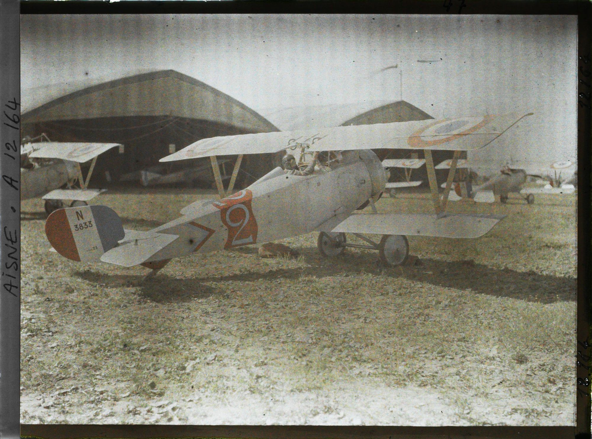 Image représentant Biplans Nieuport devant des hangars