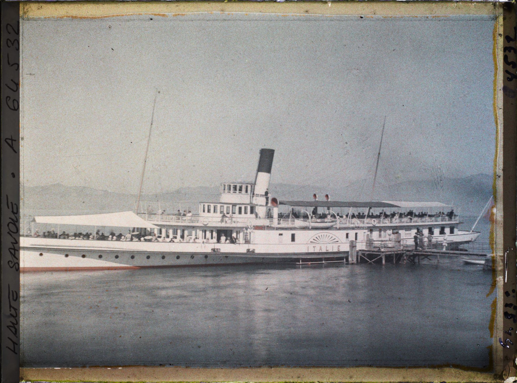 Image représentant Le bateau à roues à aubes Italie à quai