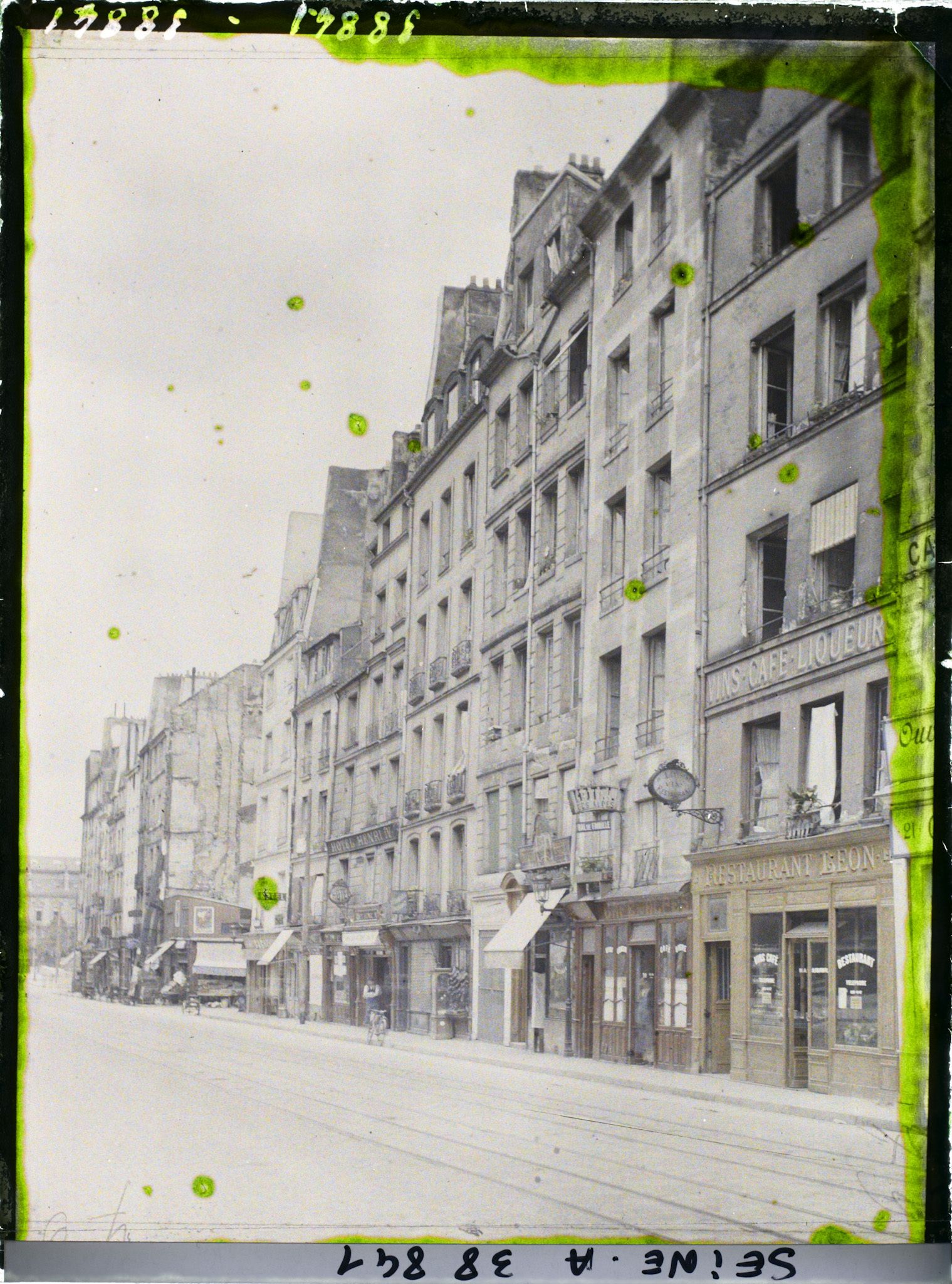 Image représentant La rue Saint-Jacques, au niveau du numéro 21