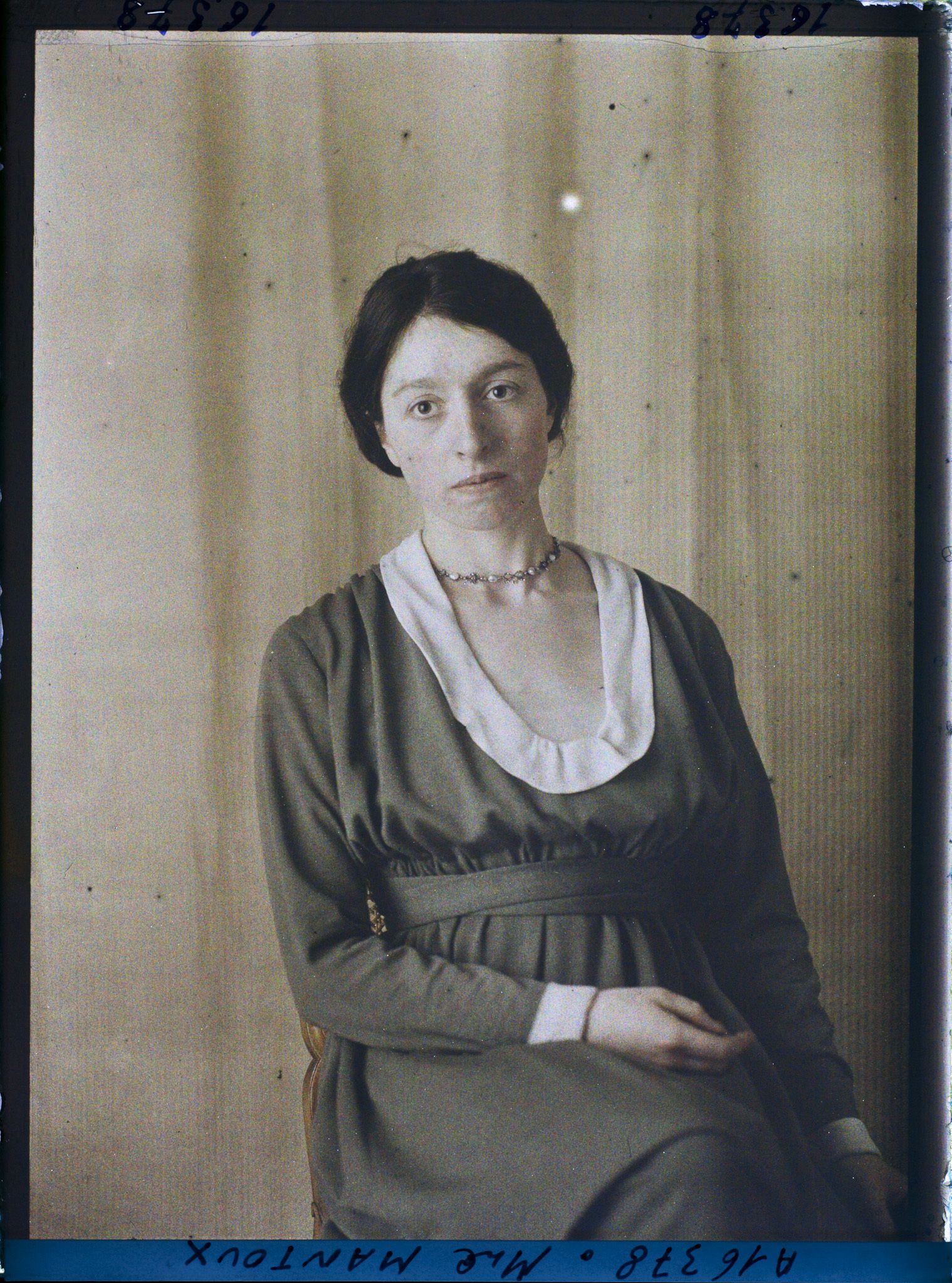 Image représentant https://musee-albert-kahn.s-museum.fr/home/NWQ2OTAwYzNmYjZlZTk1ZWQwODJmMjY4L2dlbmVyaWMtbm90aWNlLXRhYi9hdXRob3JpdHkvNjE3YTc5ZjVjZjhiODk2OGIzMzM3ZDIx/5d6900c3fb6ee95ed082f268/generic-notice-tab/authority/617a79ebcf8b8968b3337330 Madame Paul Mantoux