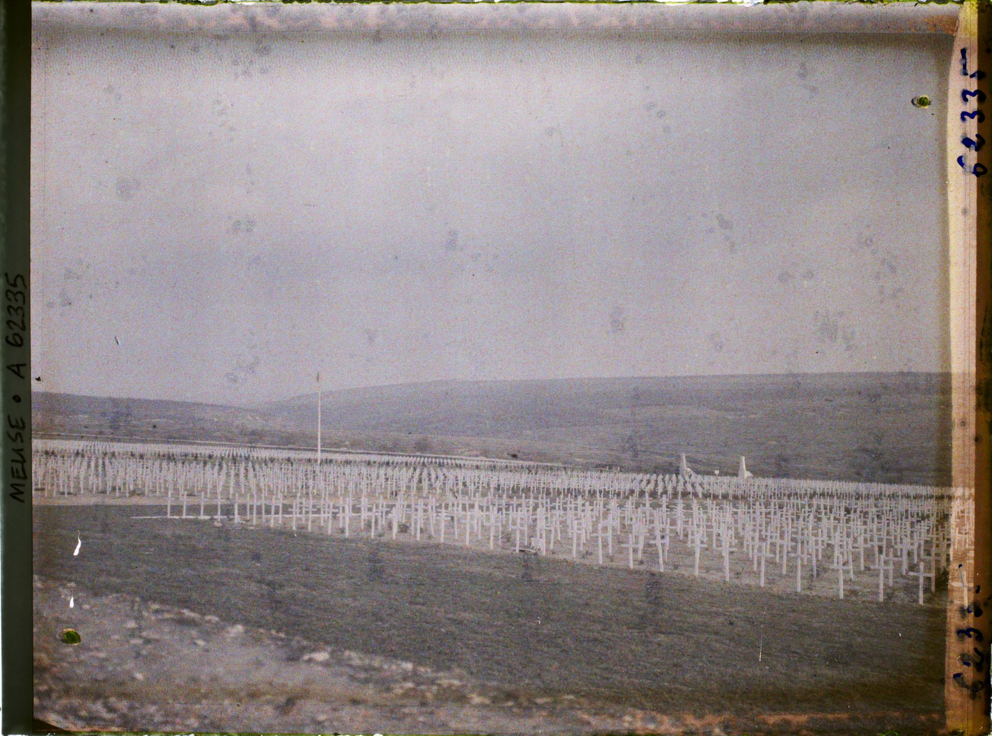 Image représentant Meuse, Douaumont, Le Cimetière de Douaumont Nord-Sud - A l'arrière plan, la Crête de Vaux