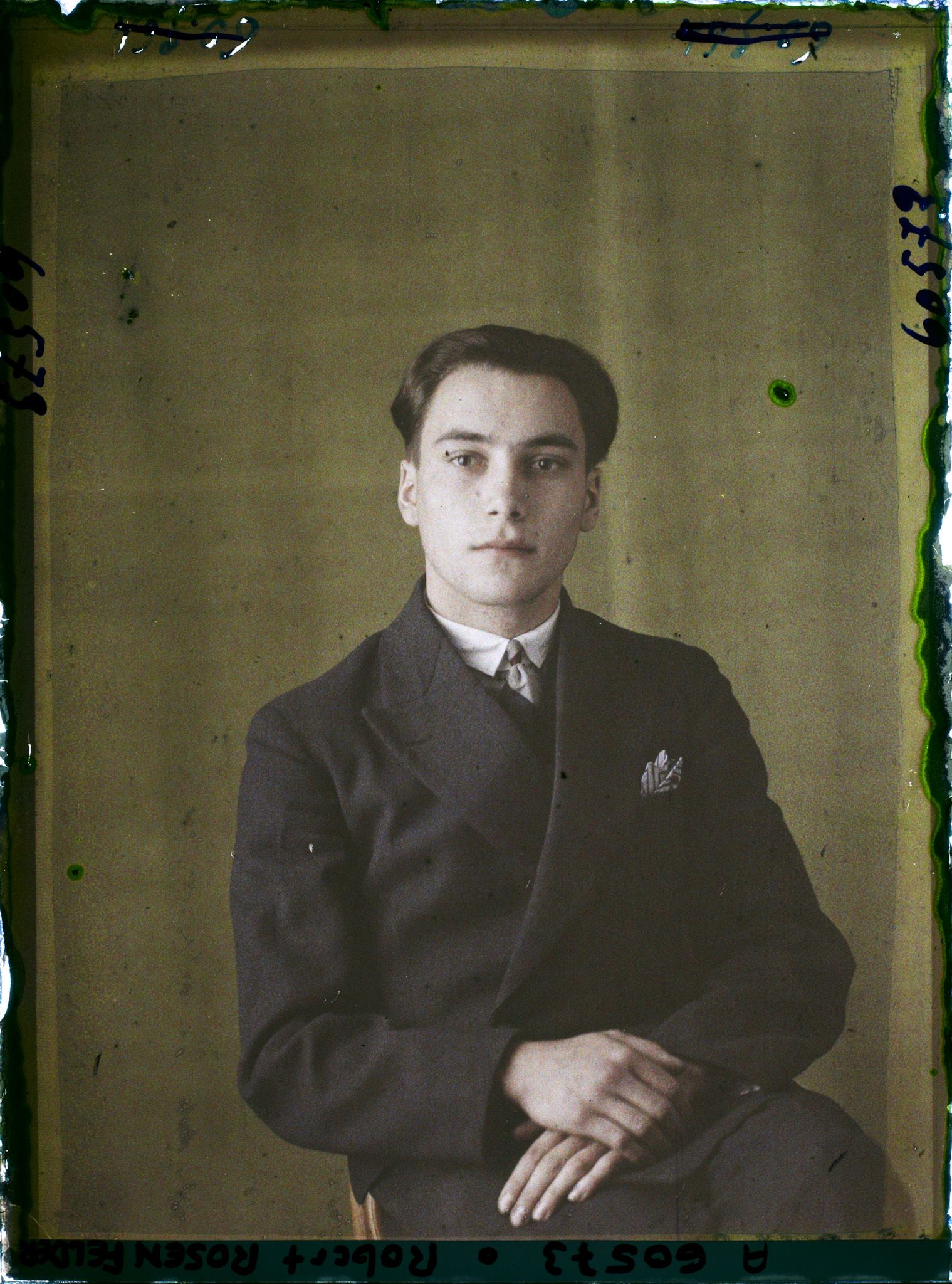 Image représentant Monsieur  https://musee-albert-kahn.s-museum.fr/home/NWQ2OTAwYzNmYjZlZTk1ZWQwODJmMjY4L2dlbmVyaWMtbm90aWNlLXRhYi9hdXRob3JpdHkvNjE3YTc5ZjVjZjhiODk2OGIzMzM3ZDIx/5d6900c3fb6ee95ed082f268/generic-notice-tab/authority/617a79ebcf8b8968b33376f5 Robert Rosenfelder