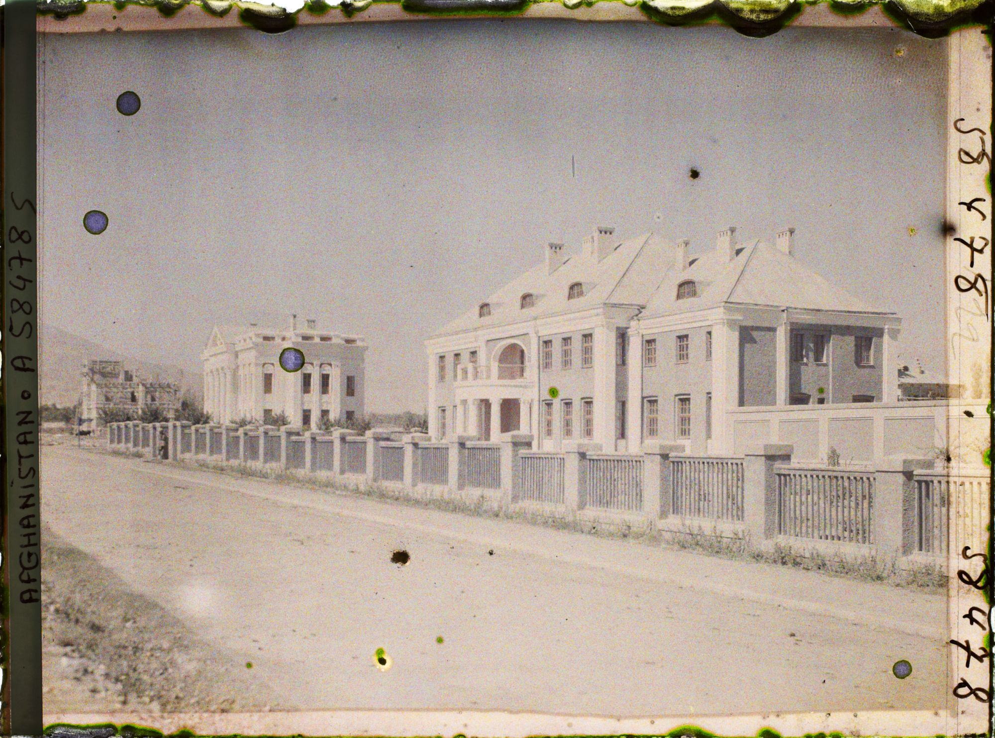 Image représentant Bâtiments de la nouvelle ville. Le deuxième est la maison de la belle soeur du roi, Huriya Bibi Khord