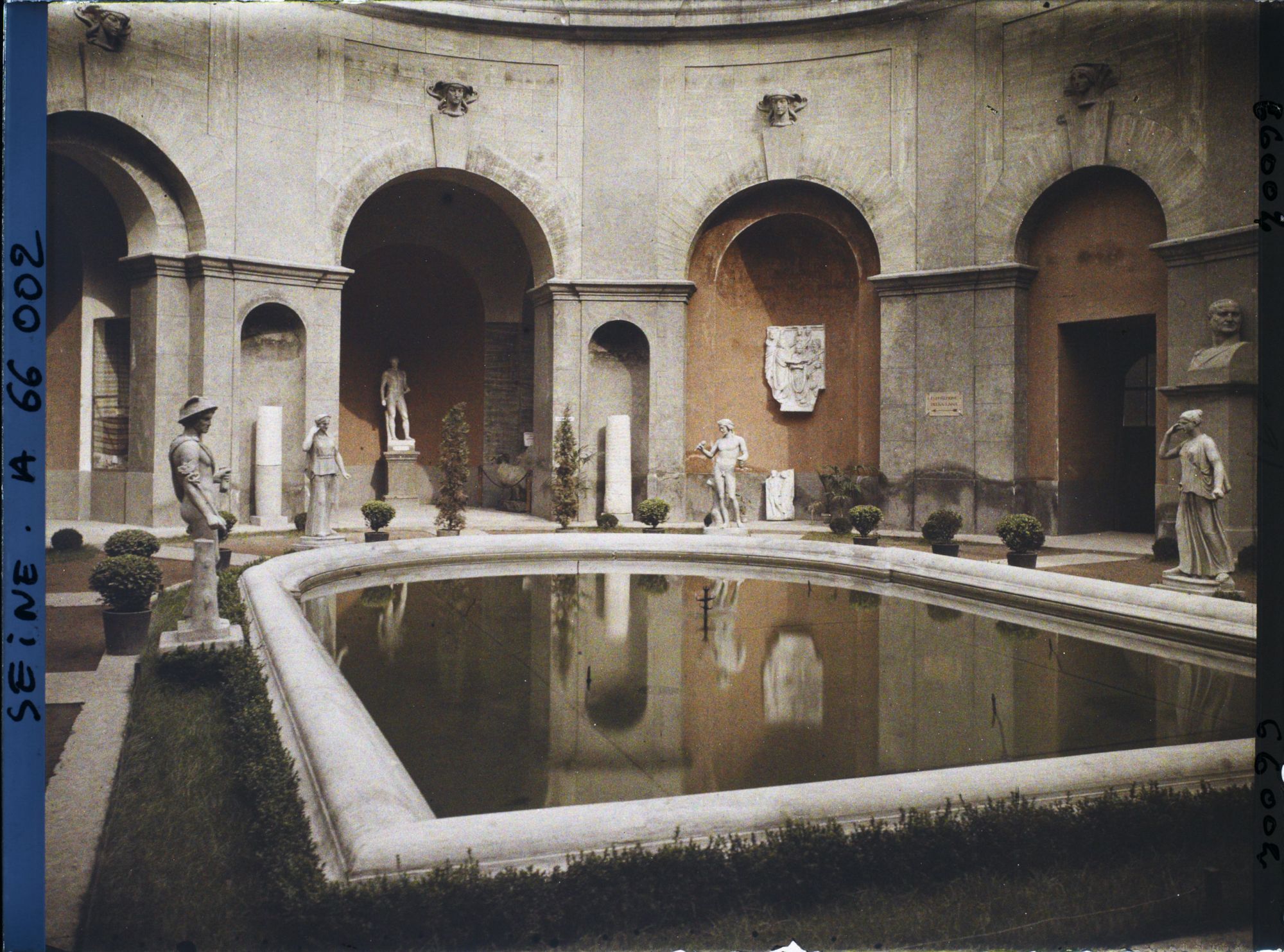 Image représentant L'Exposition Coloniale Internationale de 1931, la cour du palais de l'Italie