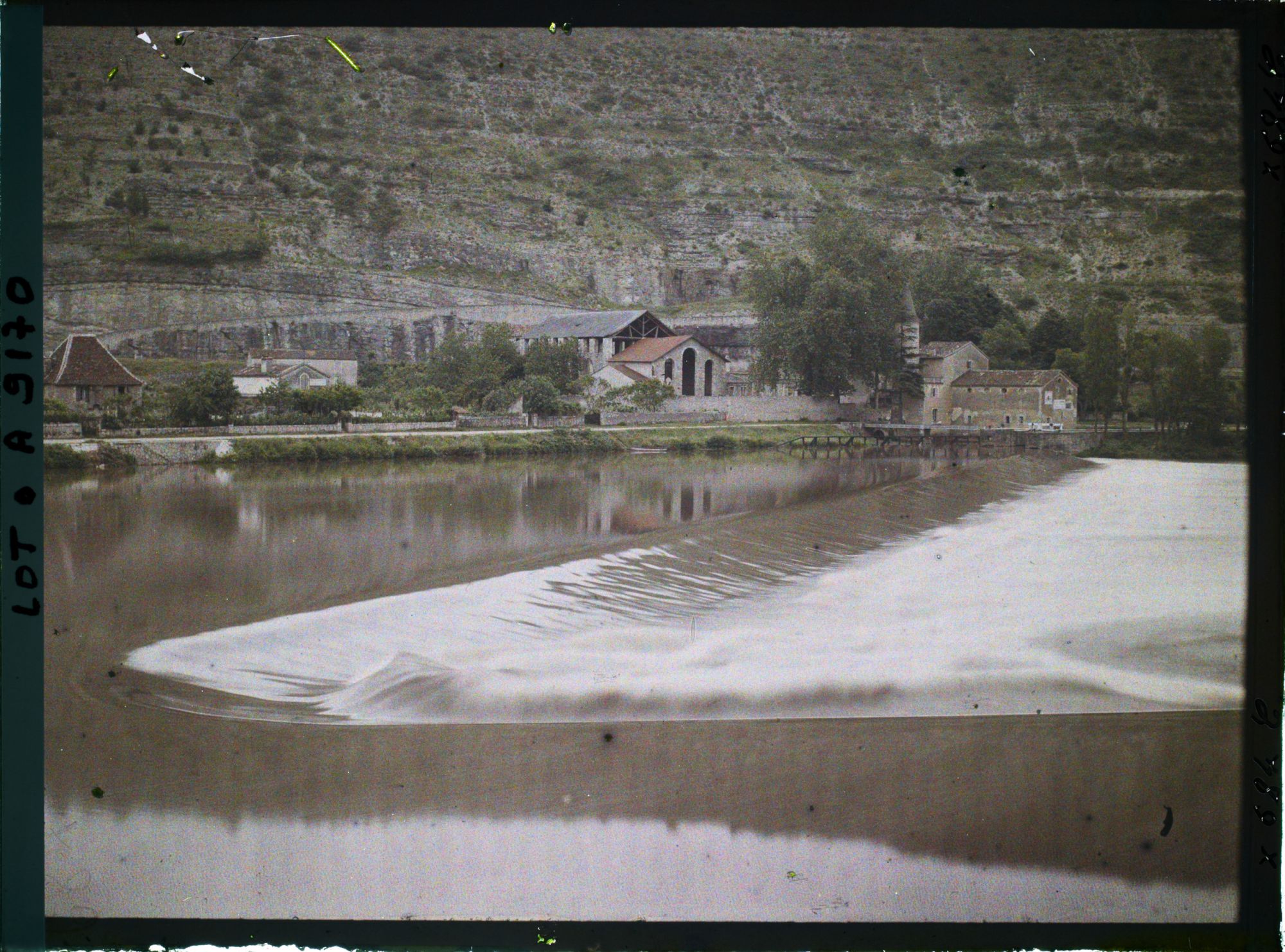 Image représentant Le barrage au fond le vieux moulin sur la rive gauche