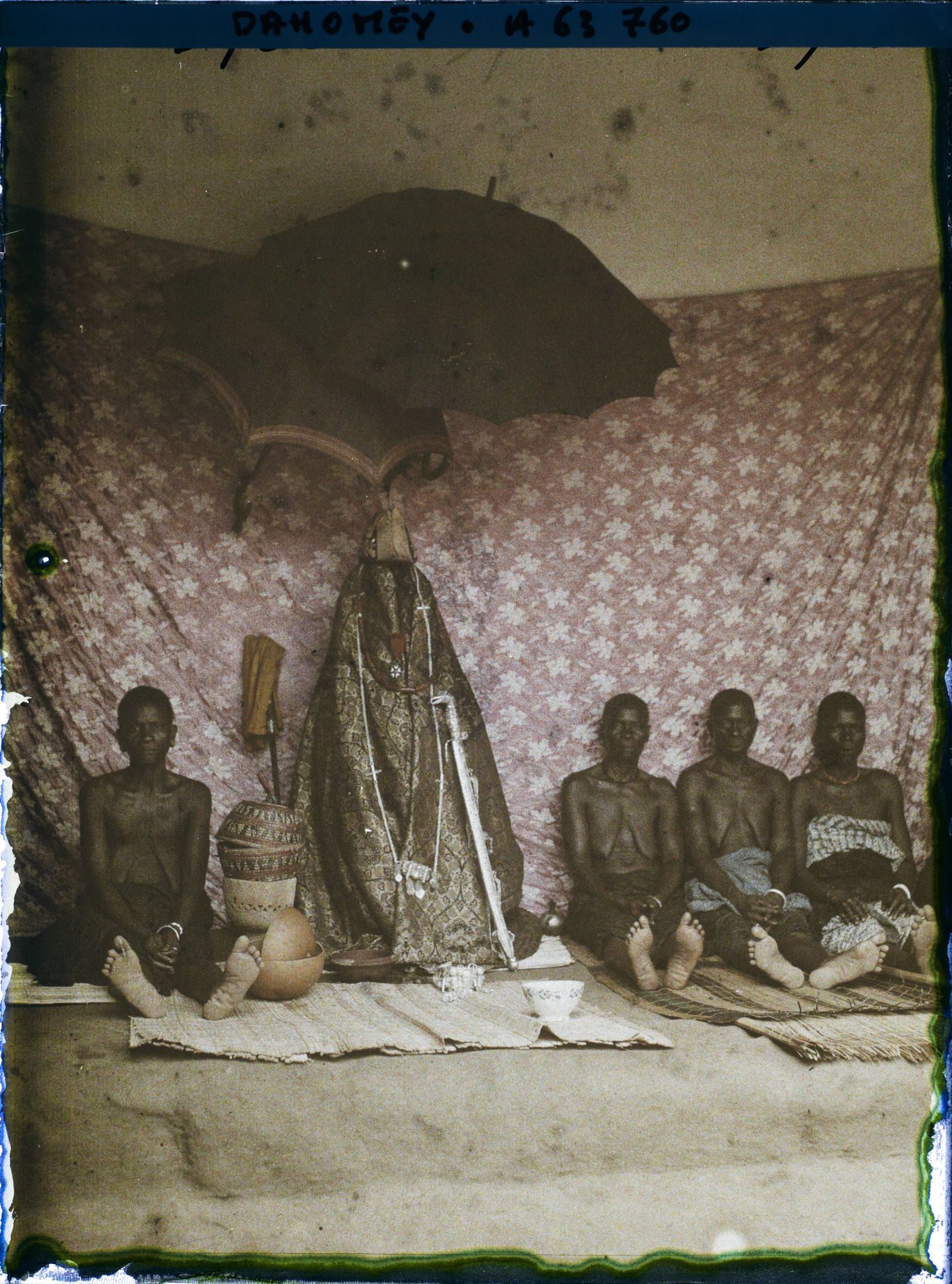 Image représentant Sacrifice à la tête : femmes du roi Houdji entourant les insignes de la royauté à l'occasion de la séparation du crâne du roi défunt de son corps