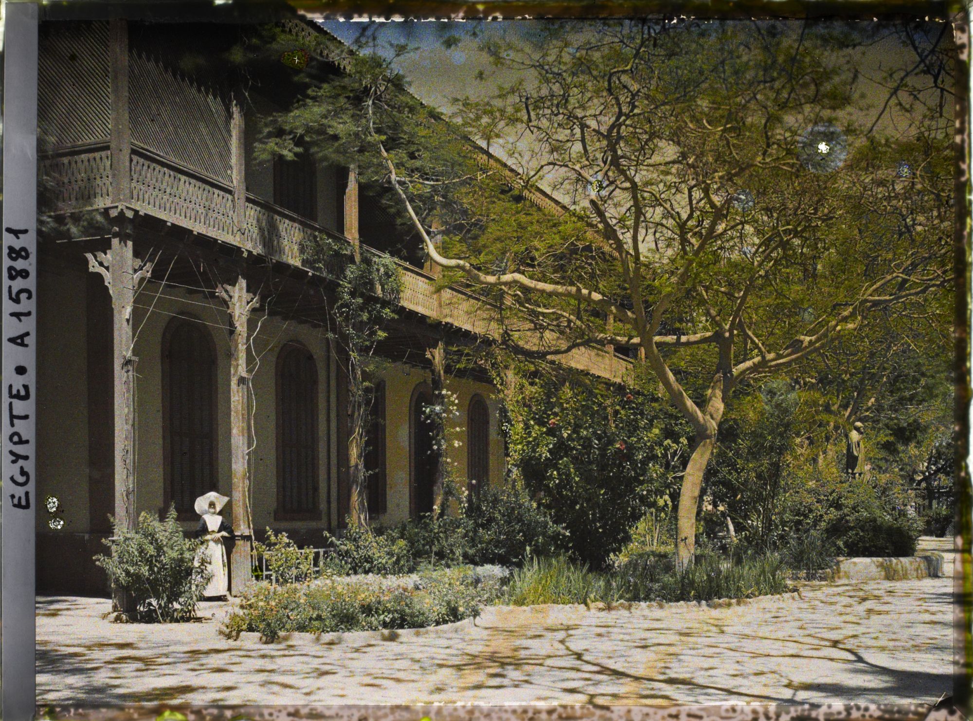 Image représentant Une religieuse coiffée de sa cornette devant l'hôpital Saint Vincent-de-Paul