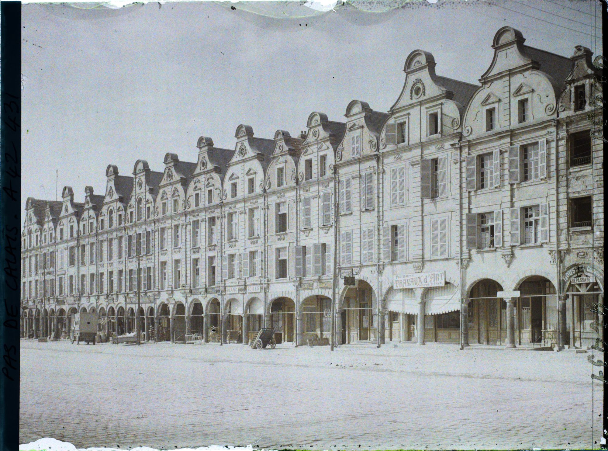 Image représentant France, Arras, Petite Place vers le Nord-Est