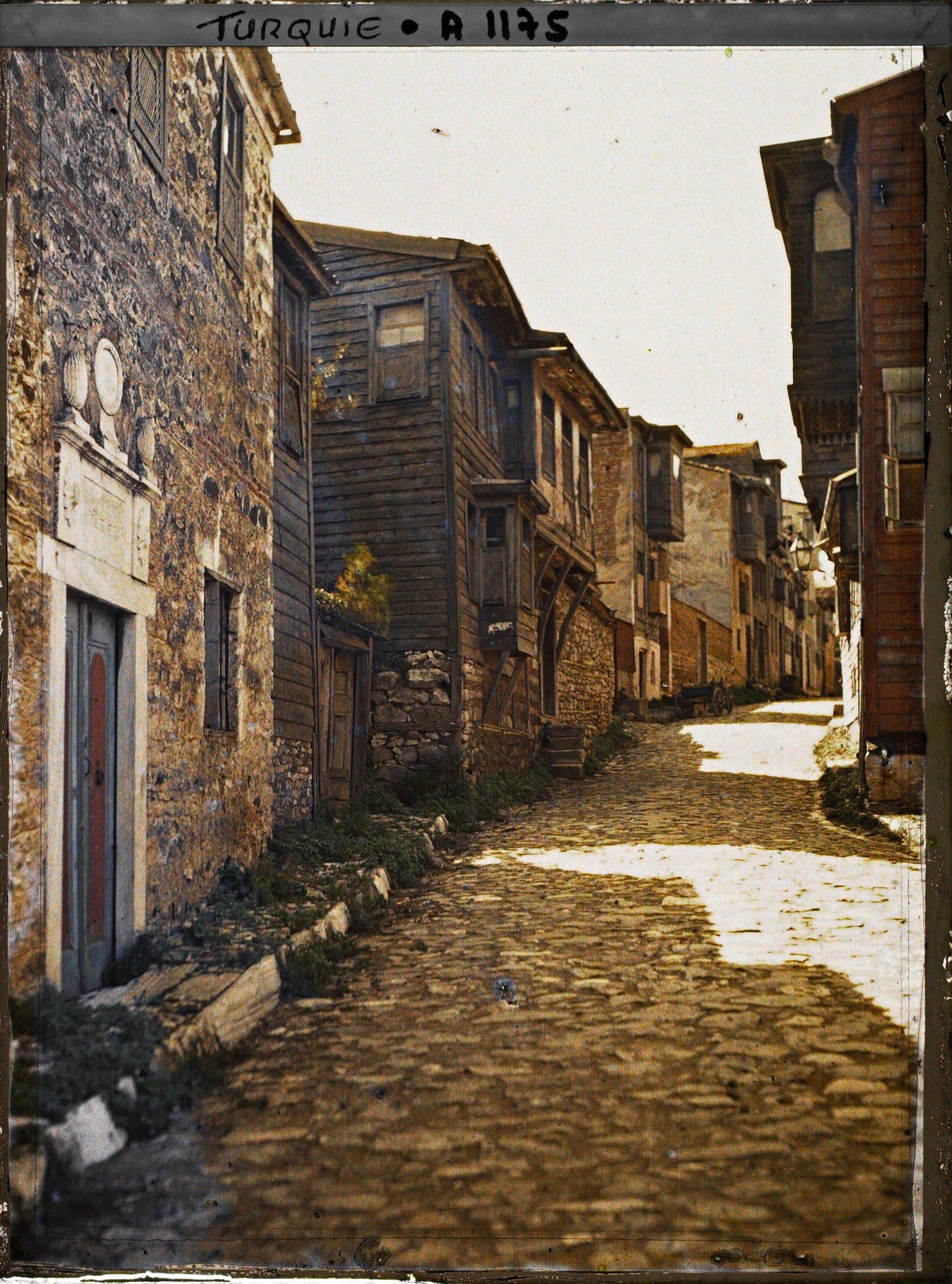 Image représentant Une rue pavée d'Eyüp bordée de maisons en pierre ou pierre et bois